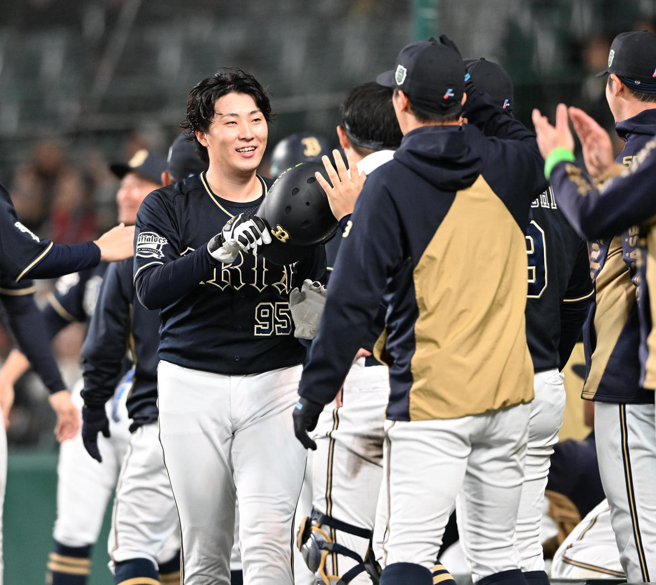 阪神対オリックス　5回表オリックス2死一、二塁、宗の適時二塁打で生還した東はチームメートとタッチ（撮影・和賀正仁）