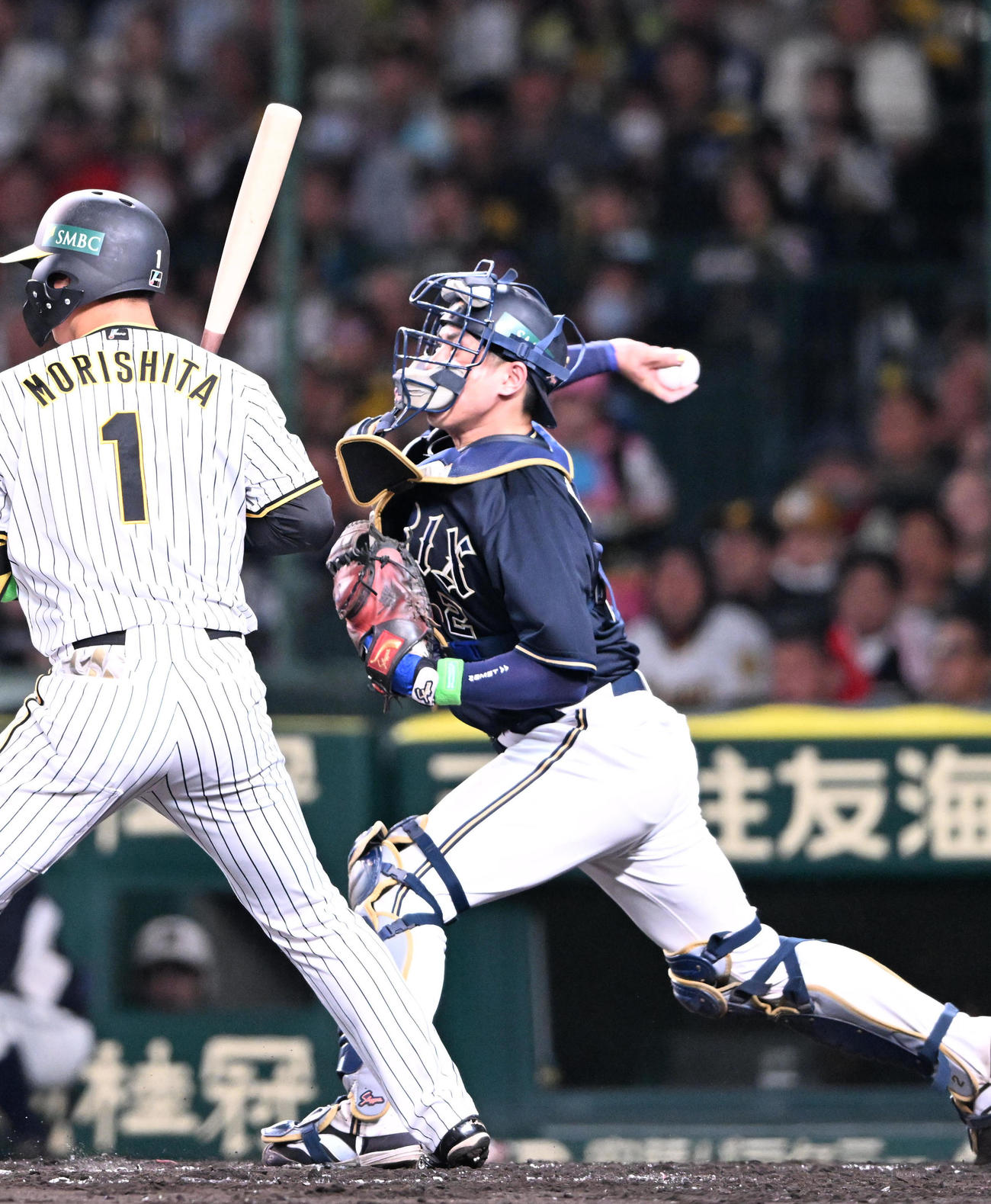 阪神対オリックス　3回裏阪神1死一塁、近本の二盗を刺す捕手若月（撮影・和賀正仁）
