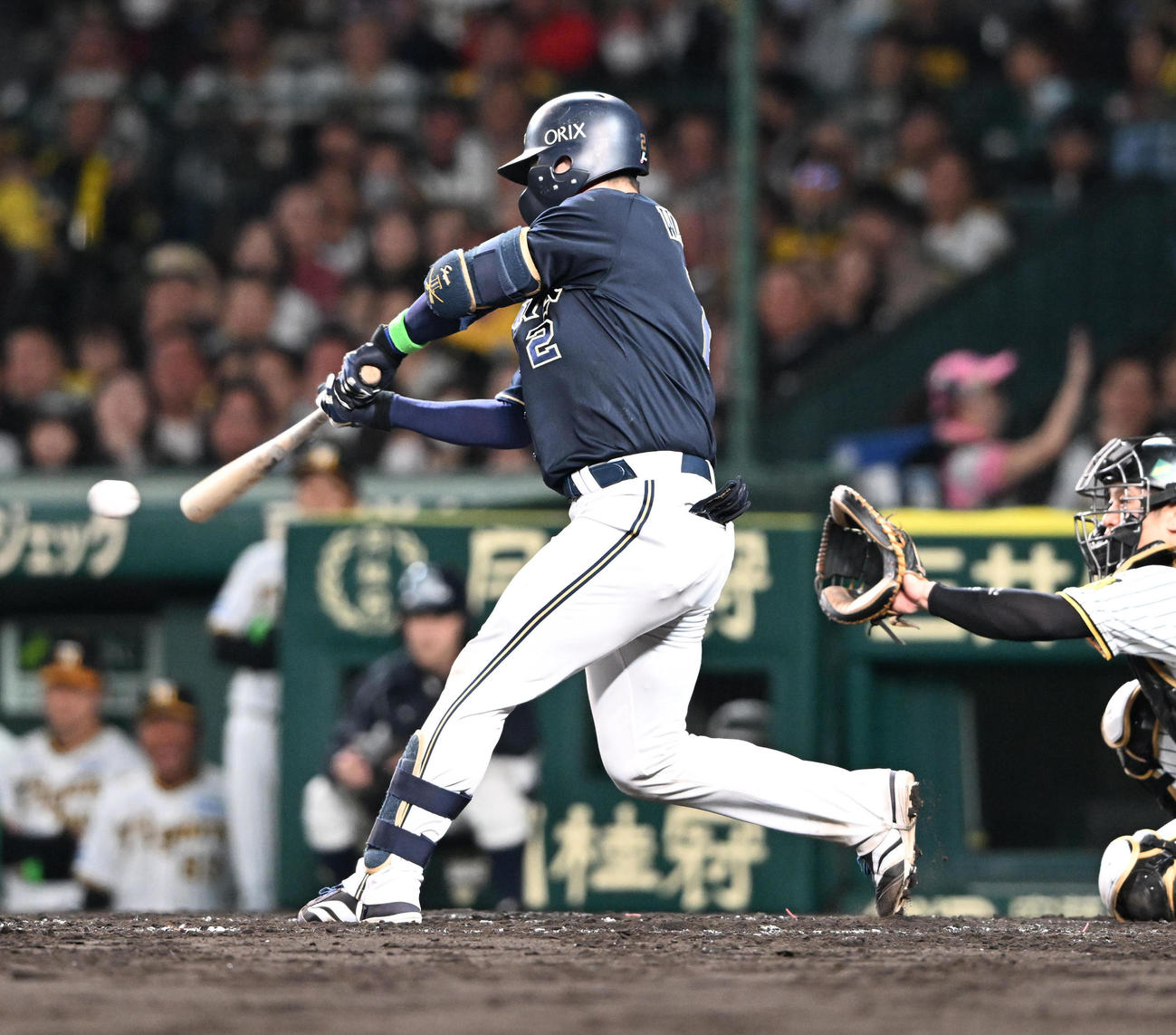 阪神対オリックス　5回表オリックス無死一塁、エンドランを成功させ中前打を放つ若月（撮影・和賀正仁）