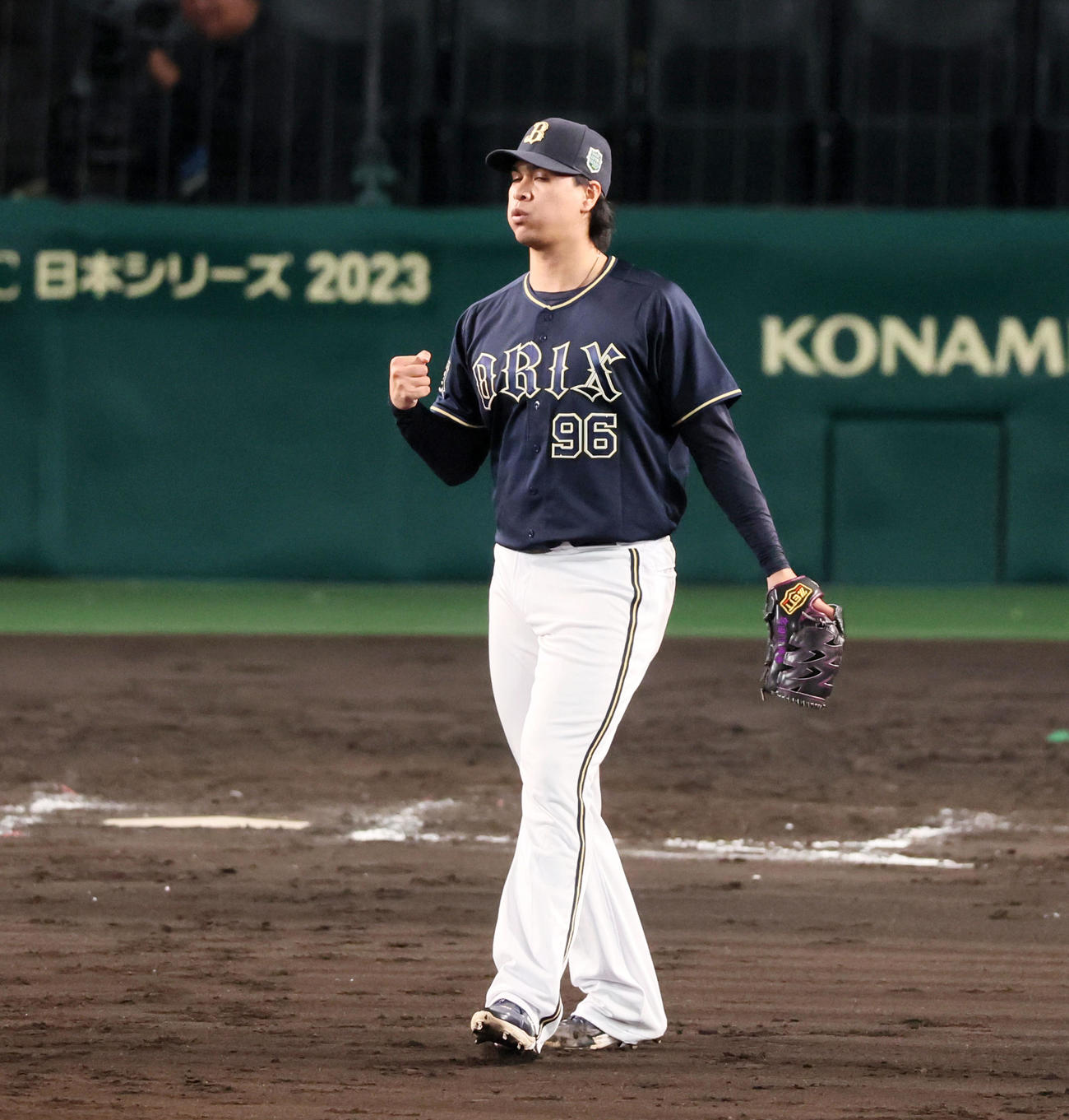 阪神対オリックス　8回裏阪神2死二塁、宇田川は木浪を三振に仕留めガッツポーズを見せる（撮影・加藤哉）