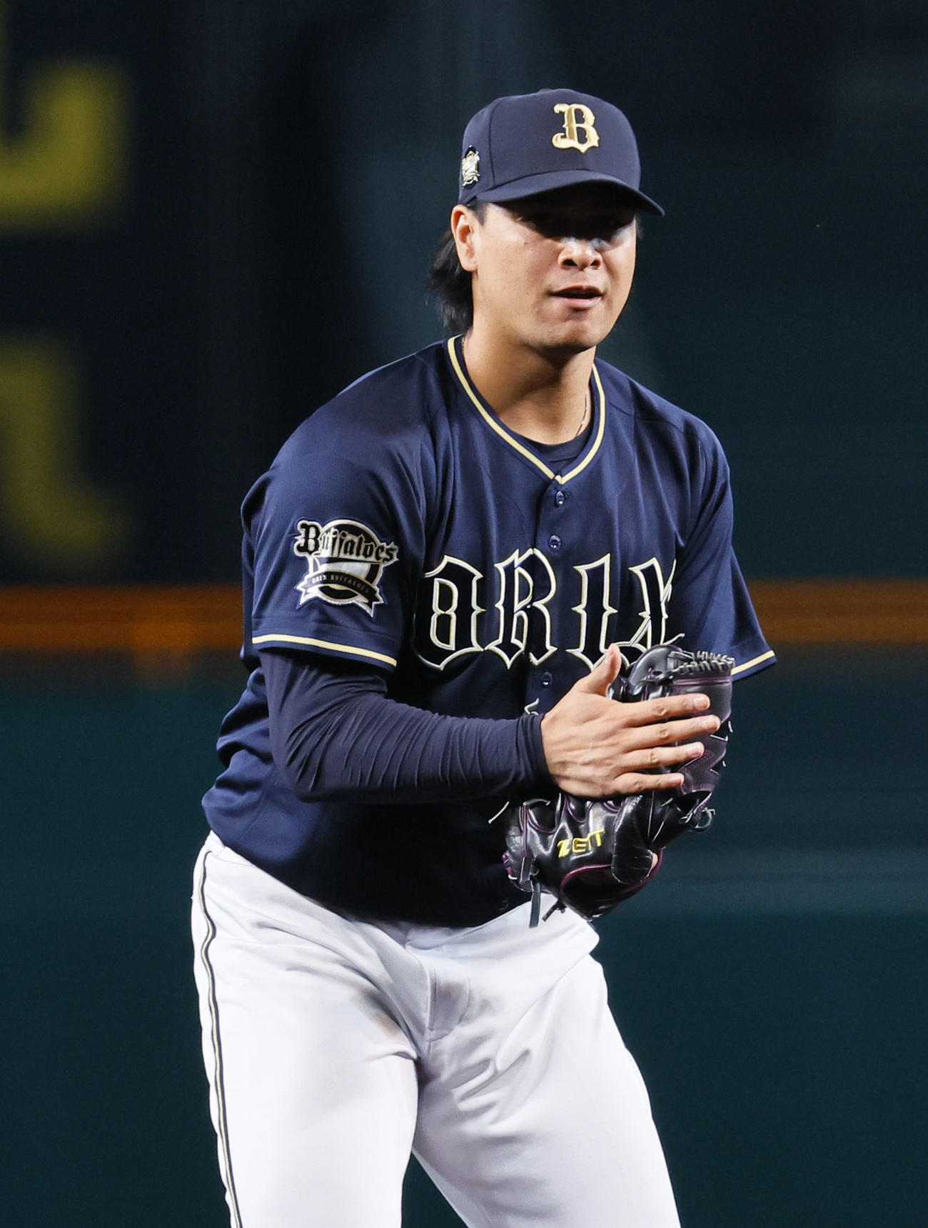 阪神対オリックス　8回裏阪神2死二塁、木浪を三振に仕留めグラブをたたくオリックス宇田川（撮影・藤尾明華）
