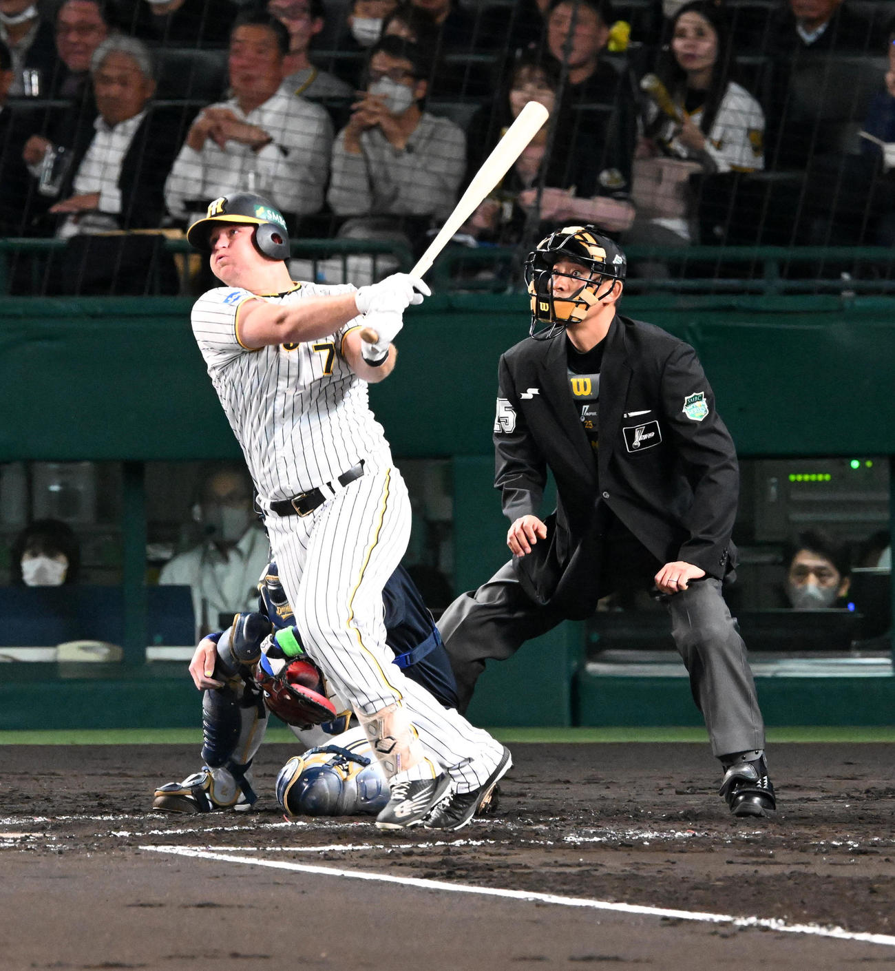阪神対オリックス　2回裏阪神1死一塁、ノイジーは右安打を放つ（撮影・前岡正明）