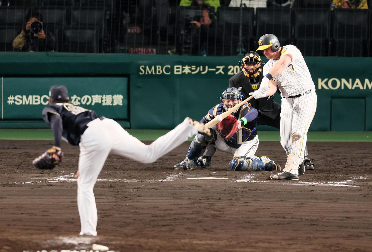 阪神対オリックス　8回裏阪神1死、ノイジーは中前打を放つ。投手は宇田川（撮影・加藤哉）