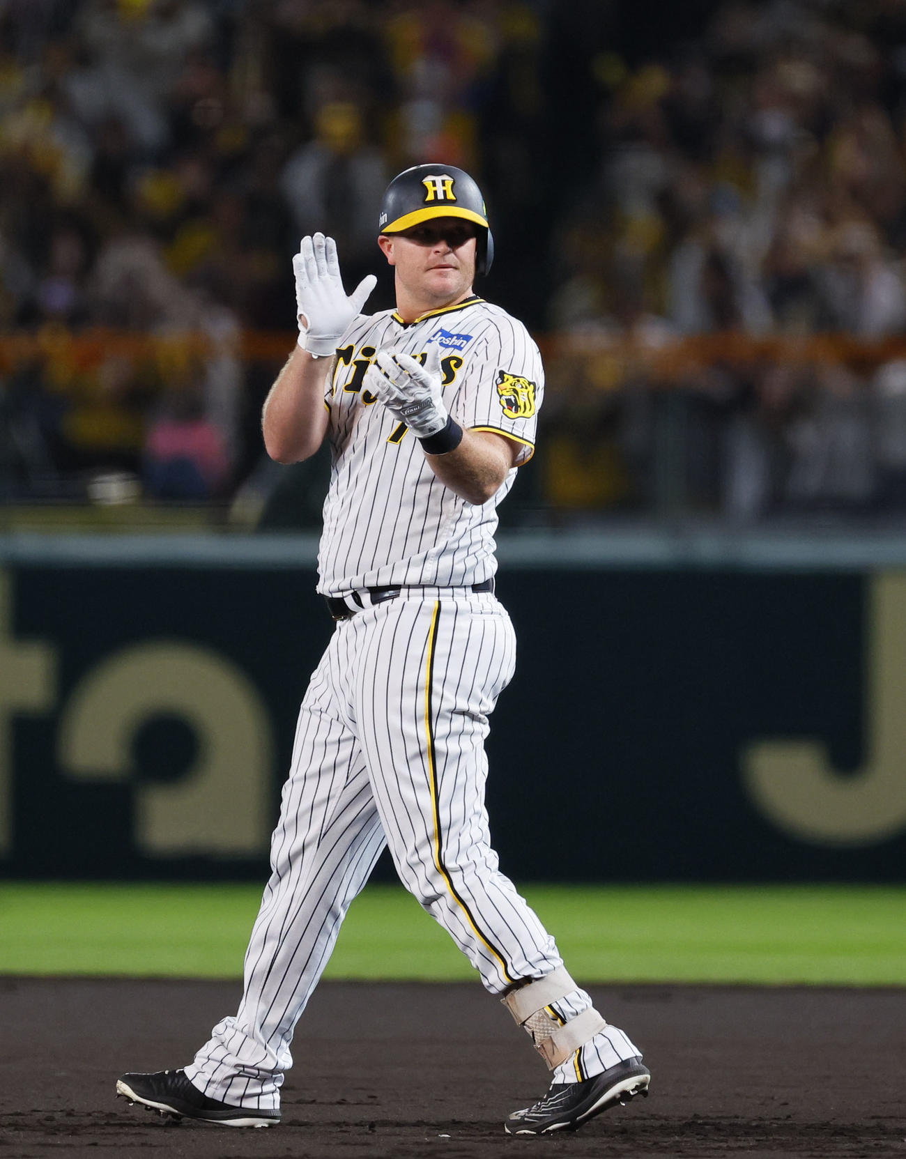 阪神対オリックス　2回裏阪神1死一塁、右前打を放ち手をたたくノイジー（撮影・藤尾明華）