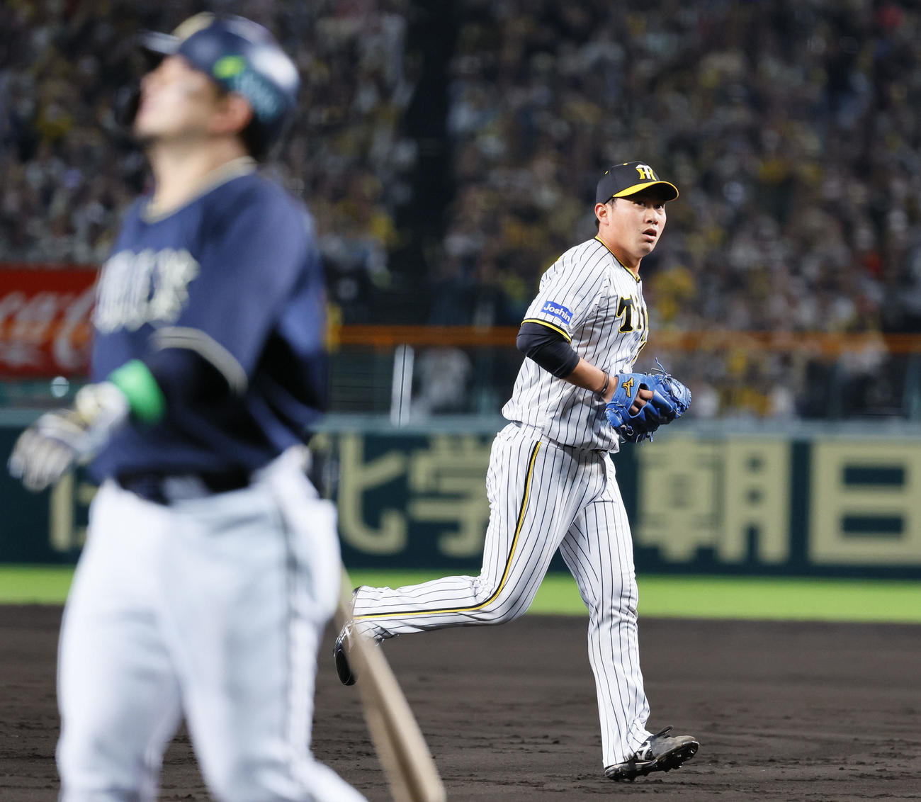 阪神対オリックス　9回表オリックス2死一塁、森（左）を三振に仕留めた阪神桐敷（撮影・藤尾明華）