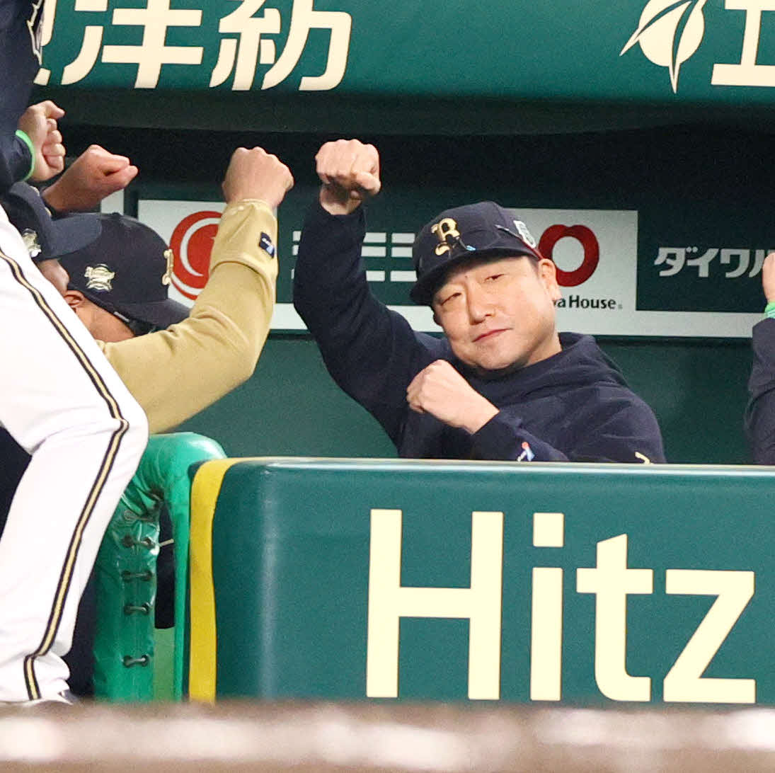 阪神対オリックス　阪神に勝利し、ガッツポーズするオリックス中嶋監督（撮影・上山淳一）
