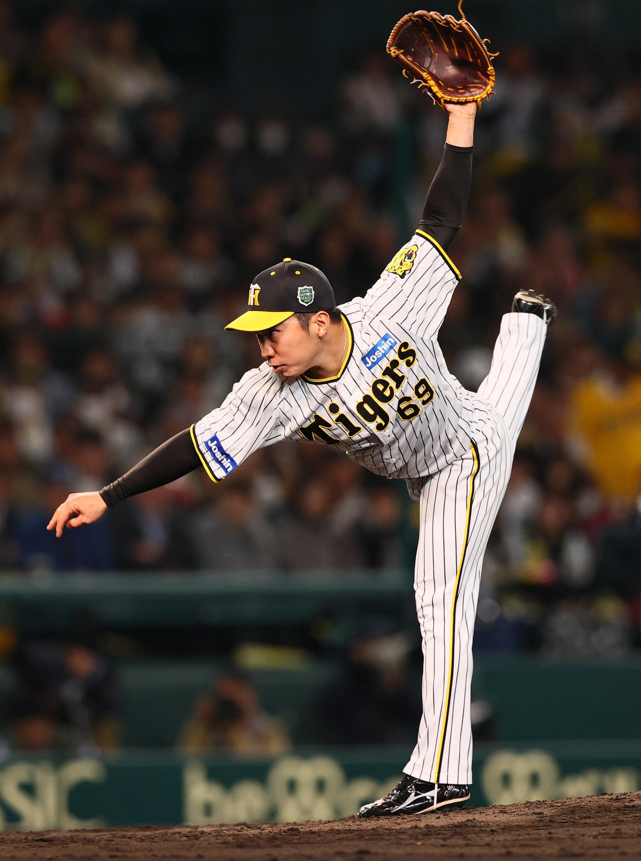 阪神対オリックス　8回表に登板する阪神石井（撮影・上山淳一）