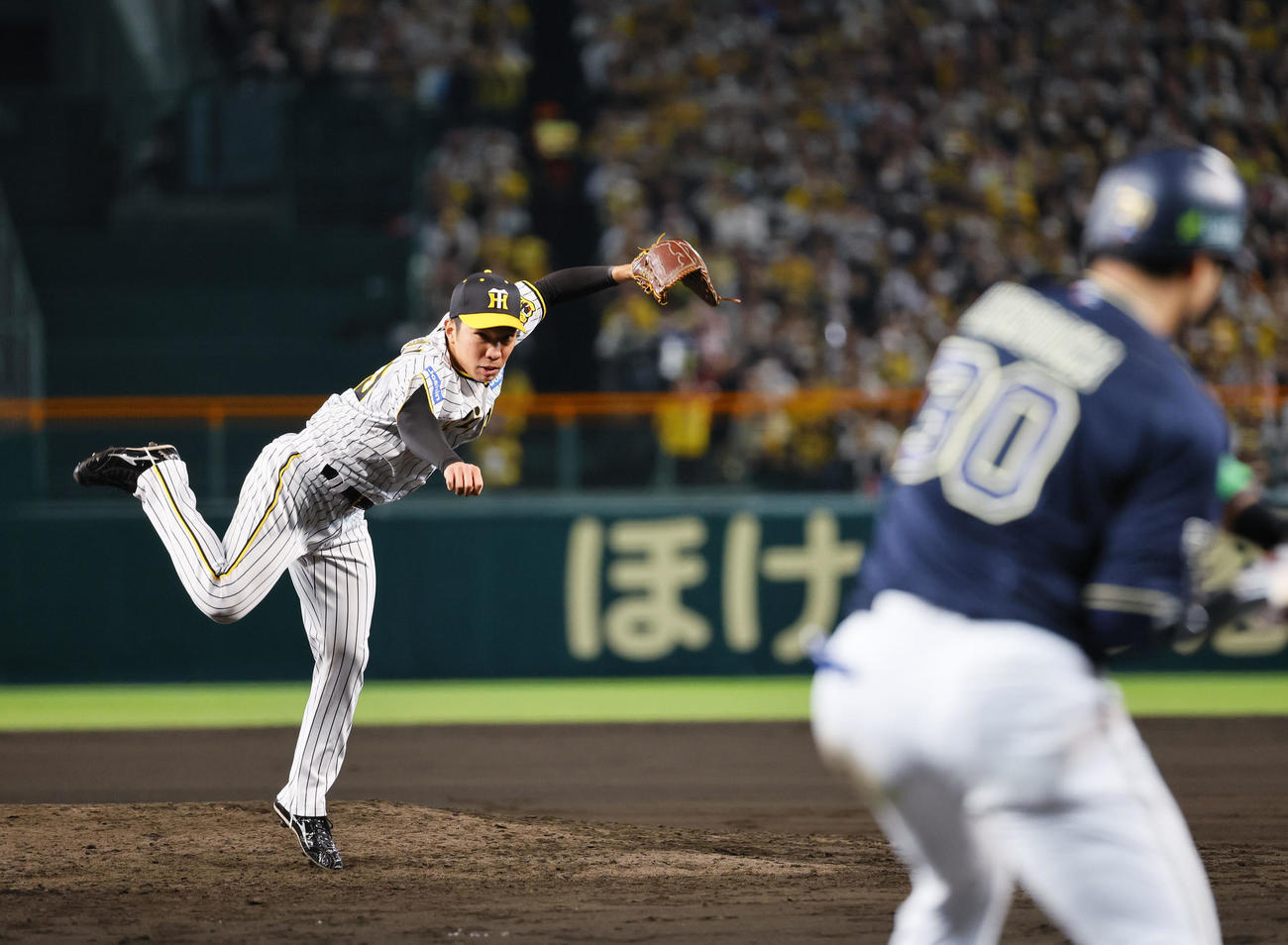 阪神対オリックス　8回表オリックス2死一塁、広岡を見逃し三振に仕留める阪神石井（撮影・藤尾明華）