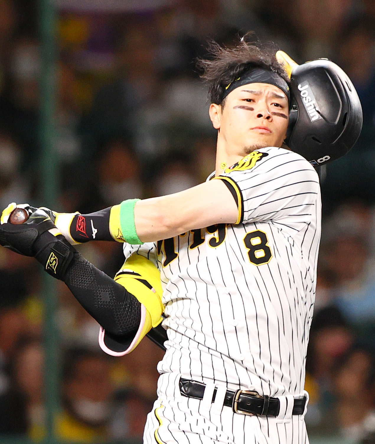 阪神対オリックス　2回裏阪神無死一塁、佐藤輝はスイングし、ヘルメットが飛ぶ（撮影・上山淳一）