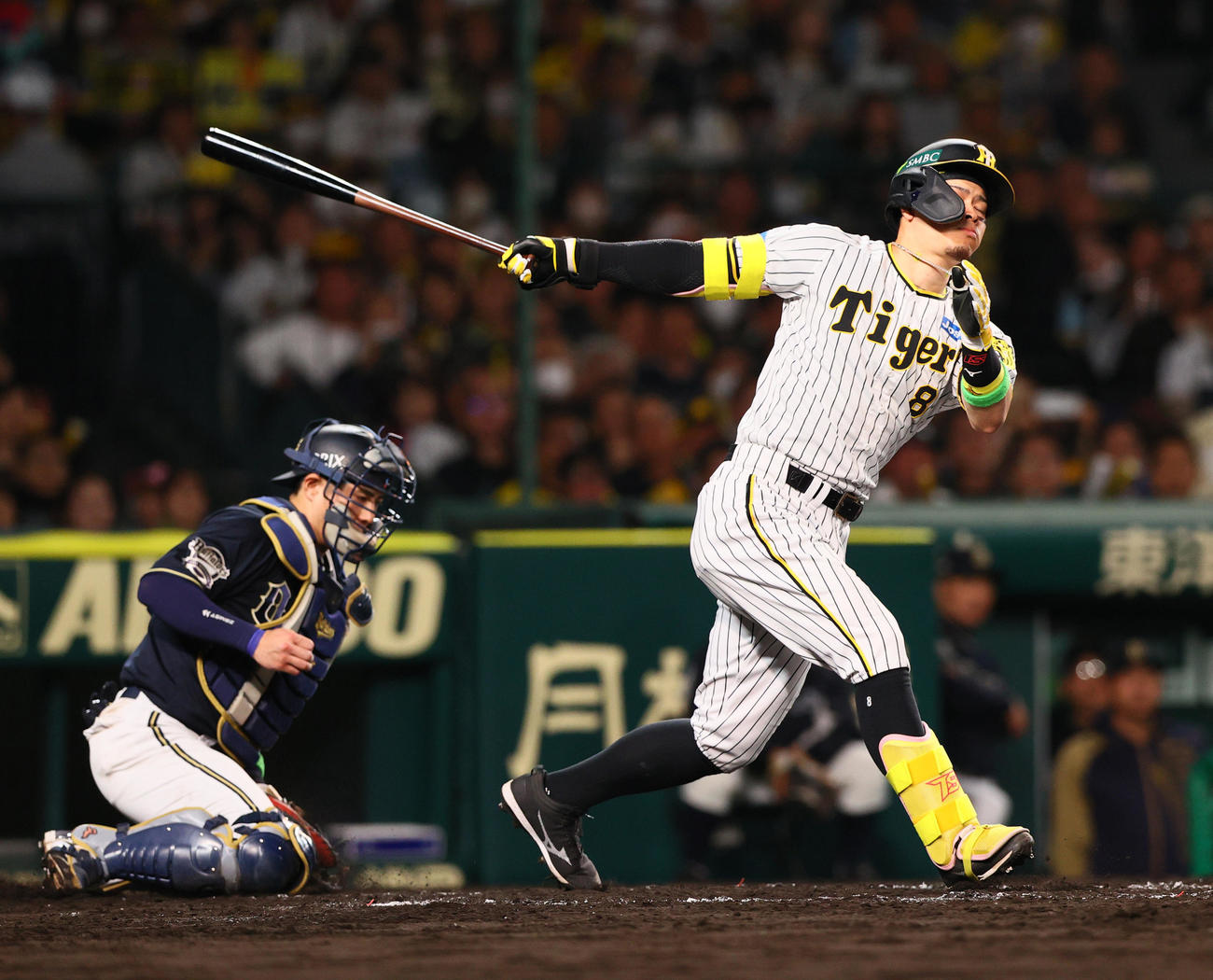 阪神対オリックス　4回裏阪神1死、佐藤輝は空振り三振に終わる（撮影・上山淳一）