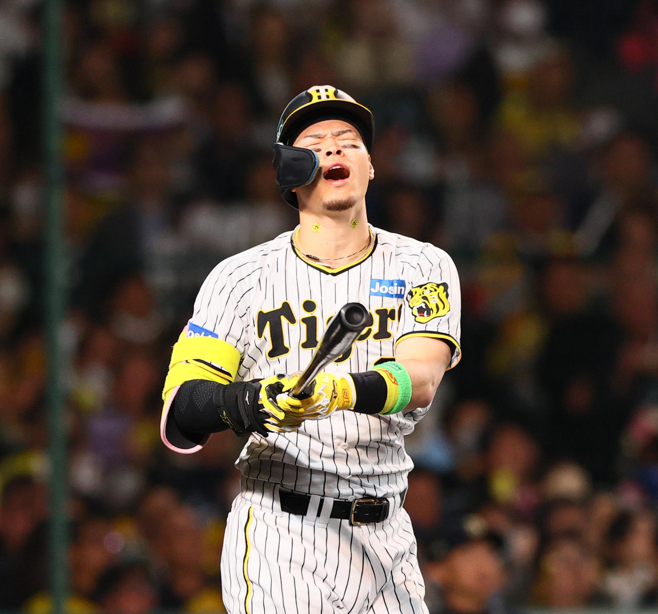 阪神対オリックス　6回裏阪神1死一塁、佐藤輝は中飛に倒れ悔しがる（撮影・上山淳一）