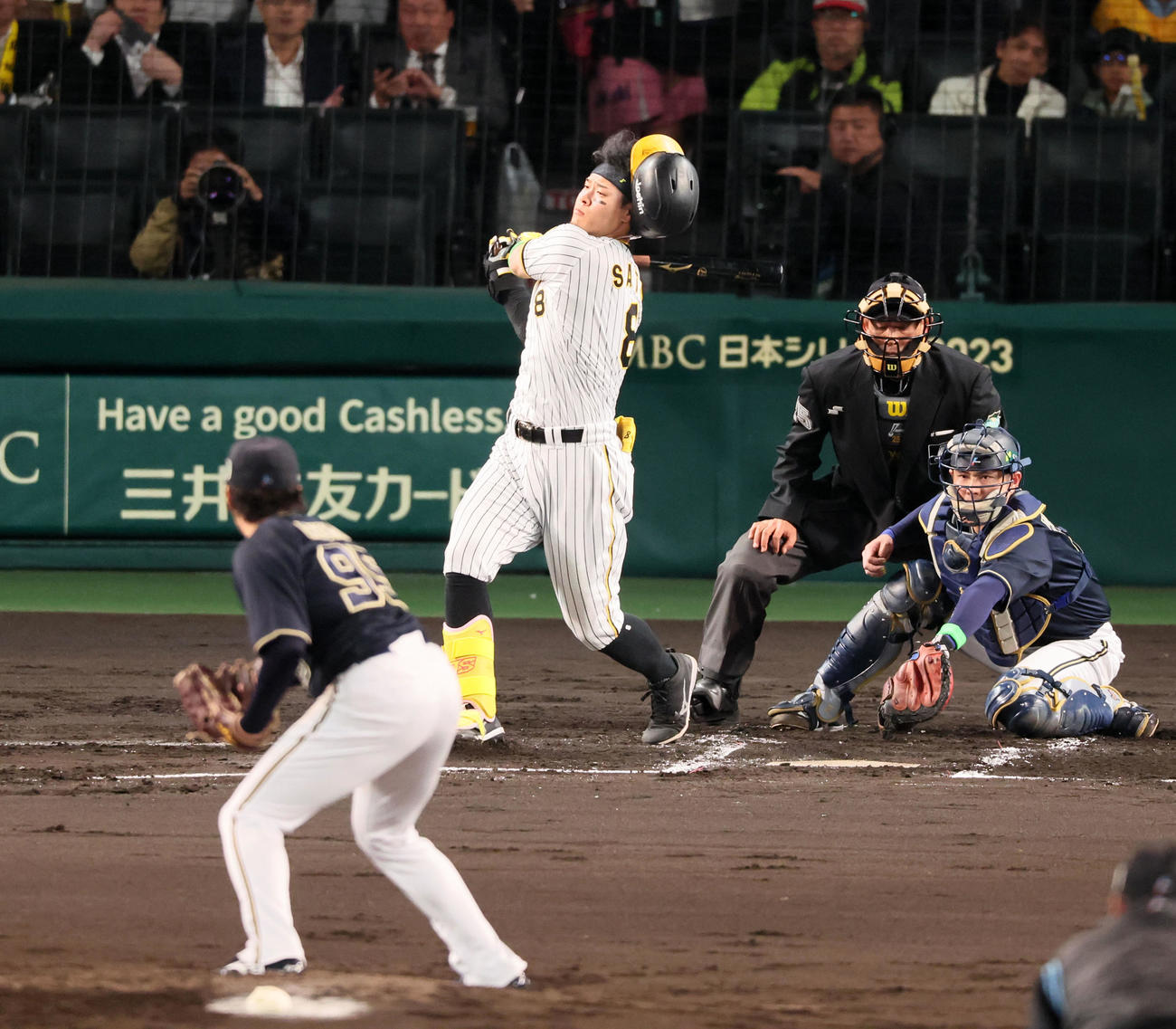 阪神対オリックス　2回裏阪神無死一塁、佐藤輝が空振りしヘルメットを飛ばす。投手は東（撮影・加藤哉）
