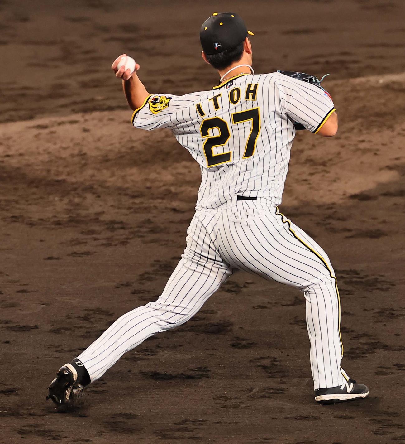 日本シリーズ第3戦　阪神対オリックス　5回表オリックス1死一塁、伊藤将は東のバントを二塁へ悪送球する（撮影・上田博志）