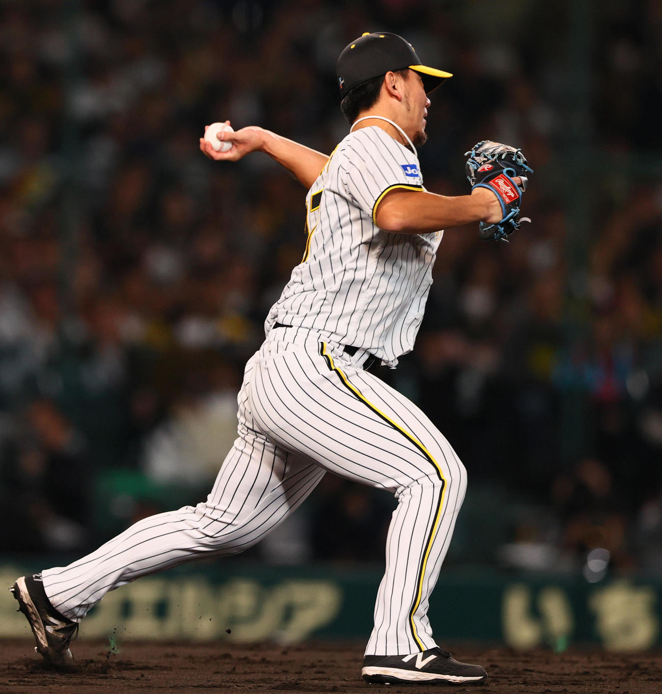 阪神対オリックス　5回表オリックス1死一塁、伊藤将は東のバントを悪送球する（撮影・上山淳一）