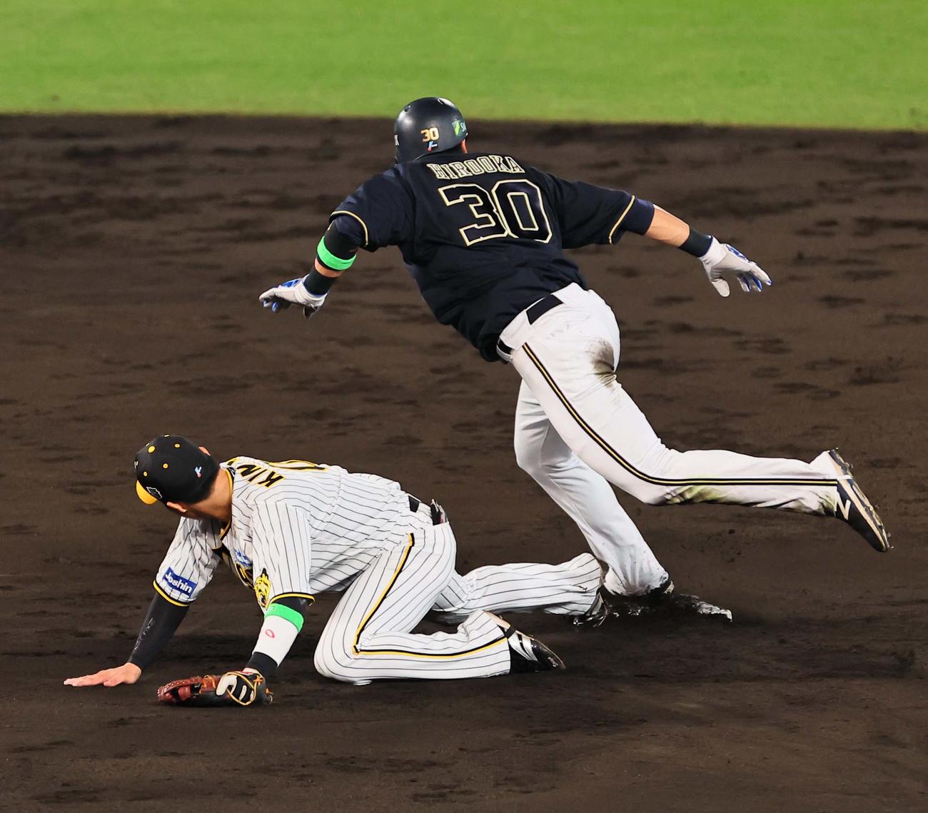 日本シリーズ第3戦　阪神対オリックス　5回表オリックス1死一塁、木浪（左）は伊藤将の悪送球を捕れず（撮影・上田博志）