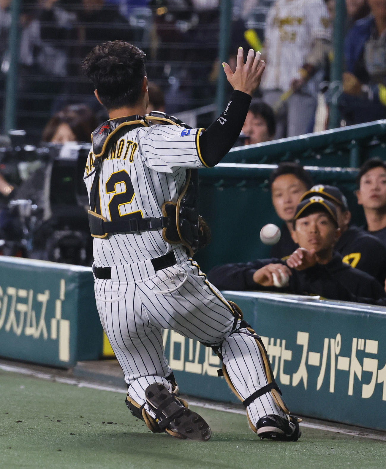 阪神対オリックス　5回表オリックス1死一、二塁、中川圭の邪飛を阪神坂本が捕球できず（撮影・藤尾明華）