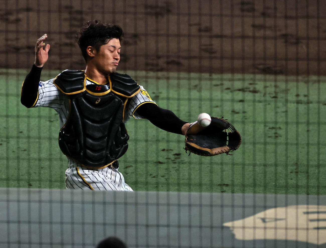 日本シリーズ第3戦　阪神対オリックス　5回表オリックス1死一、二塁、坂本は中川の打球を捕れずファウルとなる（撮影・上田博志）