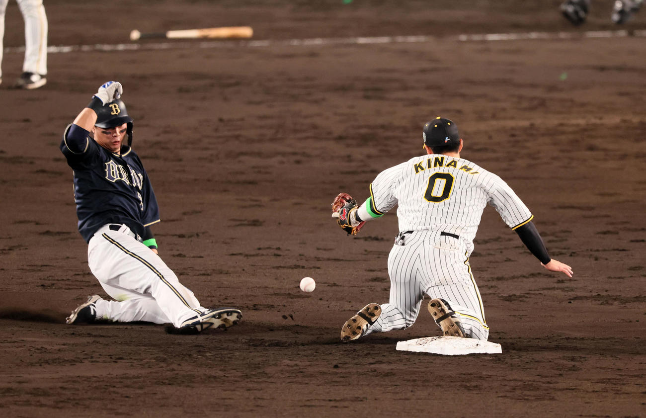 阪神対オリックス　5回表オリックス1死一塁、二塁カバーの木浪は伊藤将からの悪送球を捕球出来ず。一塁走者は広岡（撮影・加藤哉）