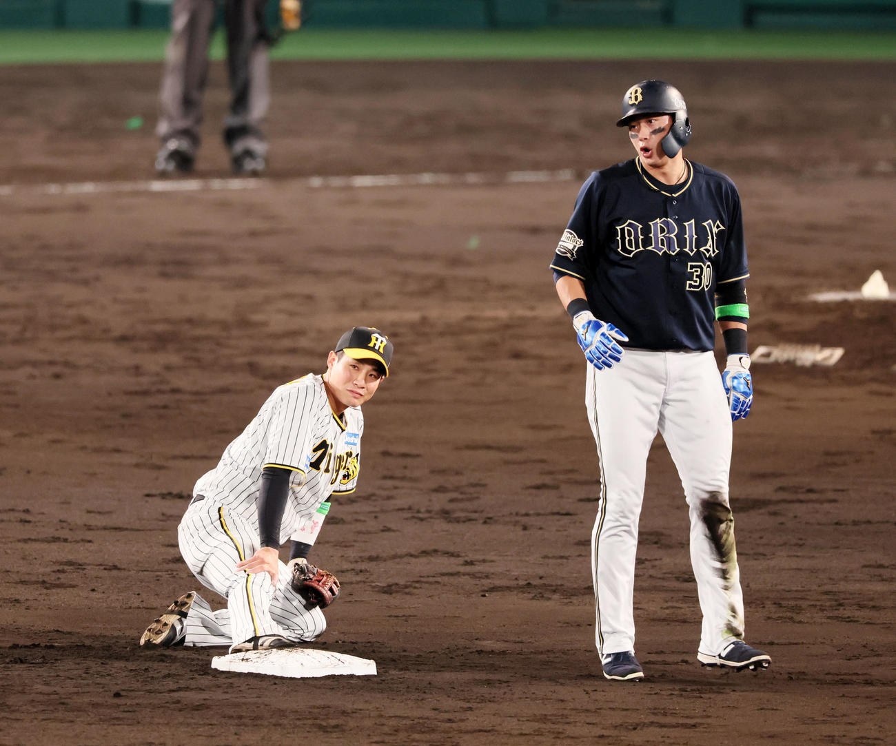 阪神対オリックス　5回表オリックス1死一塁、二塁カバーの木浪は伊藤将からの悪送球を捕球出来ず。一塁走者は広岡（撮影・加藤哉）