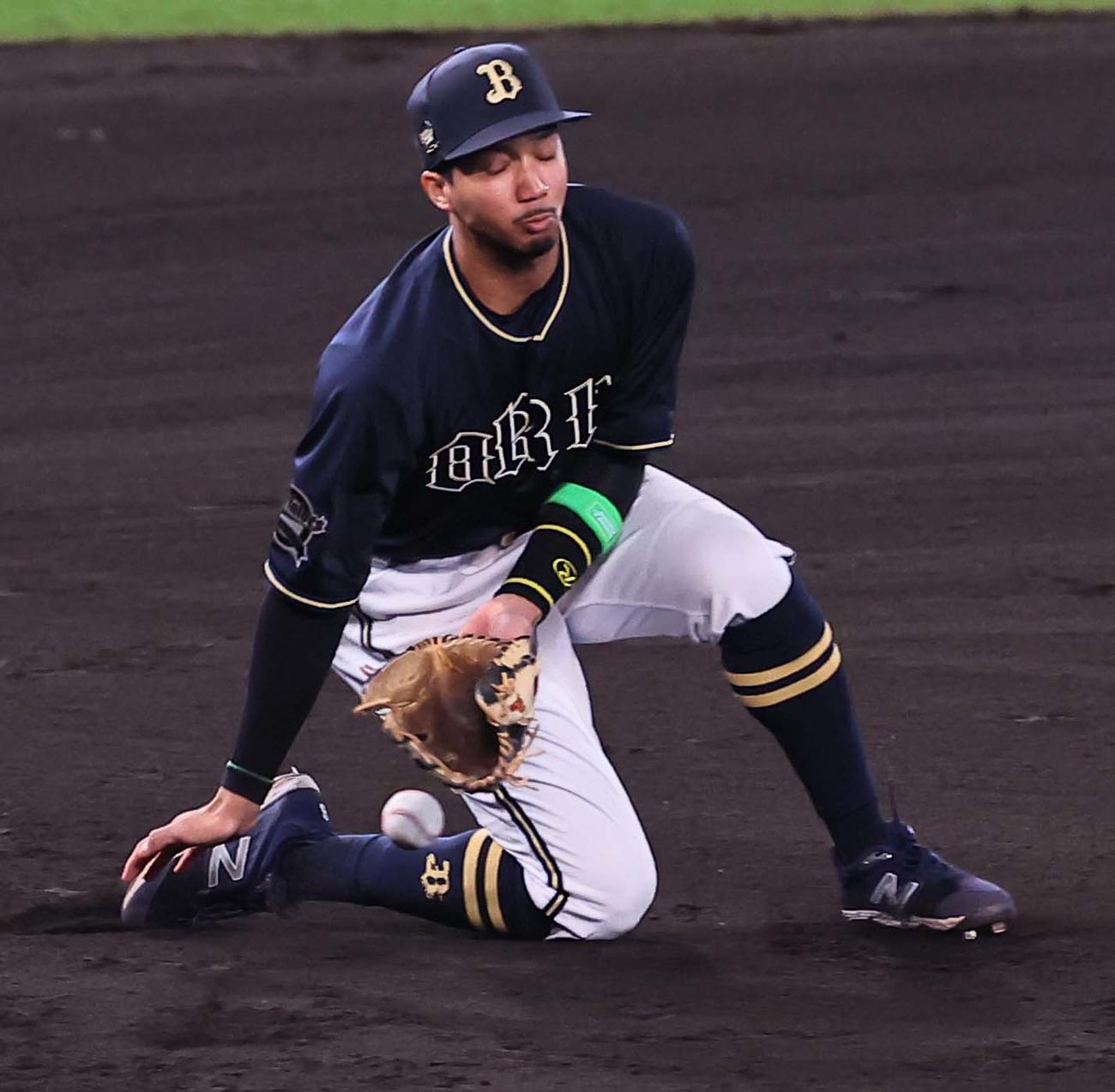 日本シリーズ第3戦　阪神対オリックス　6回裏阪神無死一塁、宗は大山の打球をはじくも二塁で森下を封殺する（撮影・上田博志）
