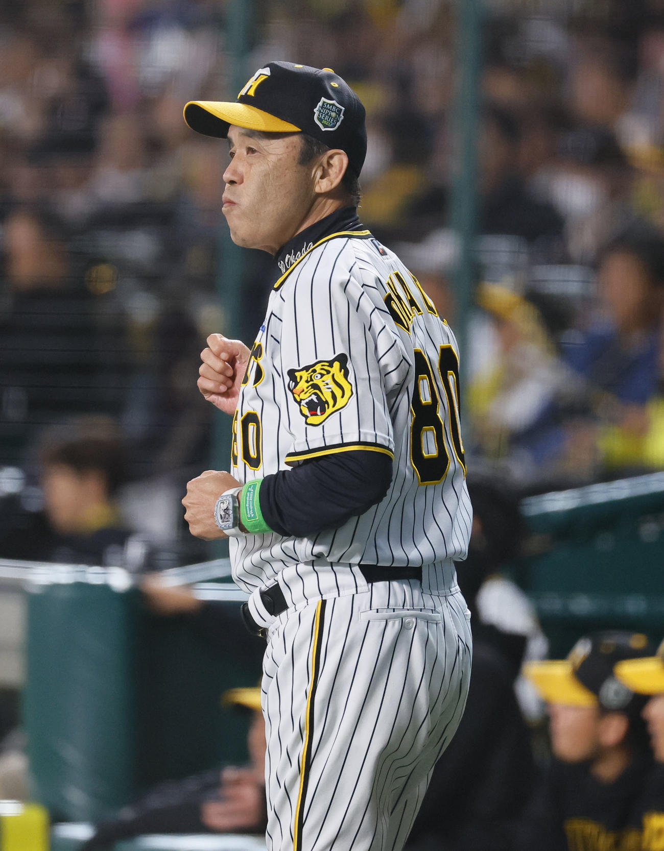 阪神対オリックス　8回裏阪神1死一塁、代走を告げる岡田監督（撮影・藤尾明華）