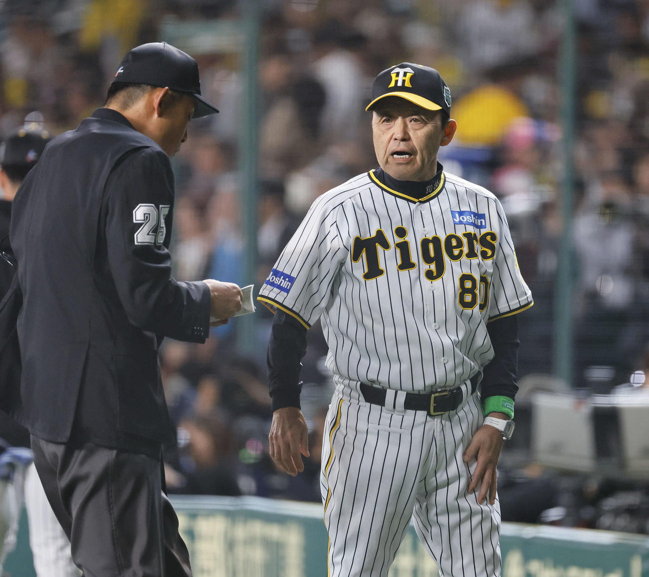 阪神対オリックス　6回、交代を告げる阪神岡田監督（撮影・藤尾明華）