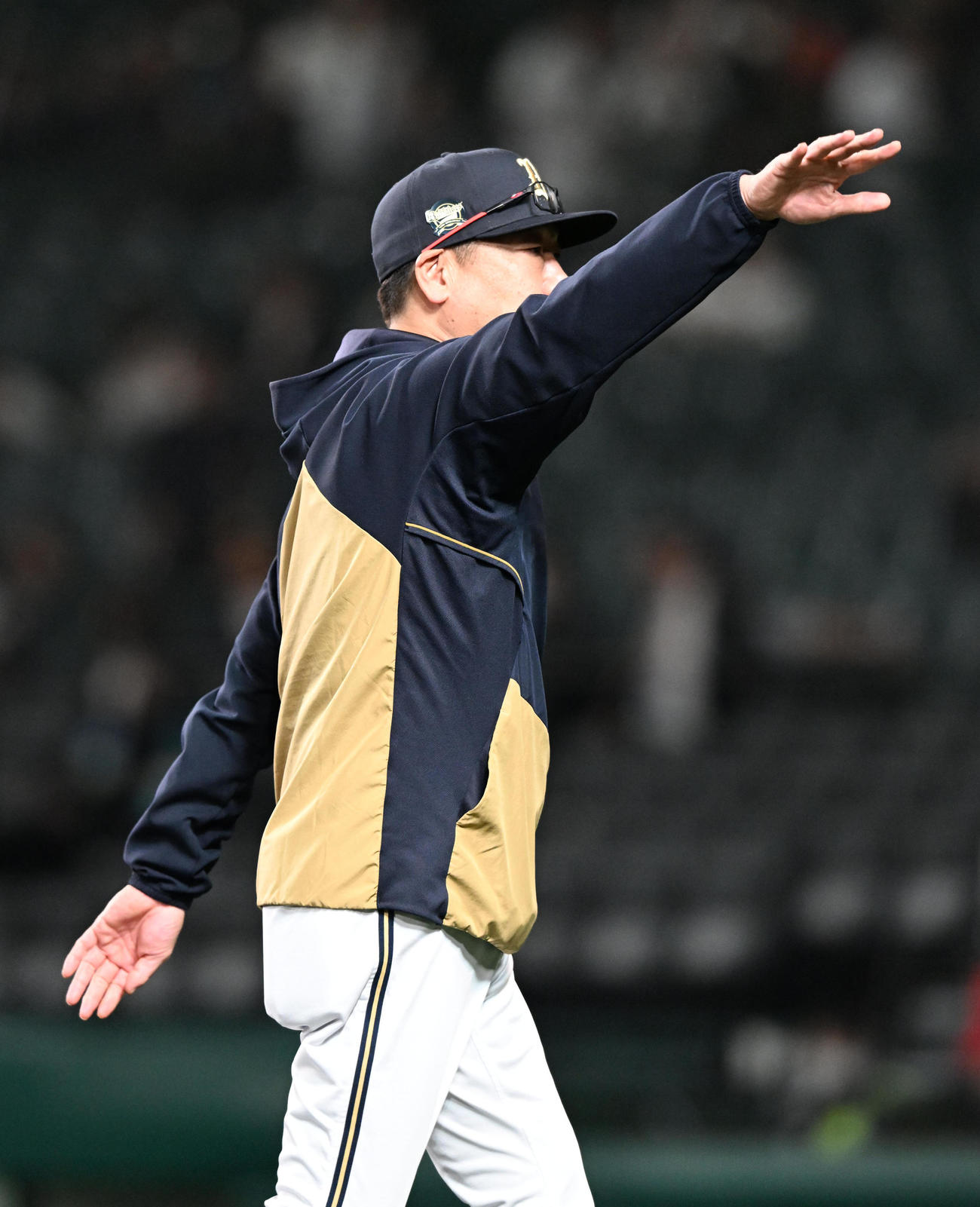 阪神対オリックス　勝利監督インタビューを終え、ファンに手を振るオリックス中嶋監督（撮影・和賀正仁）