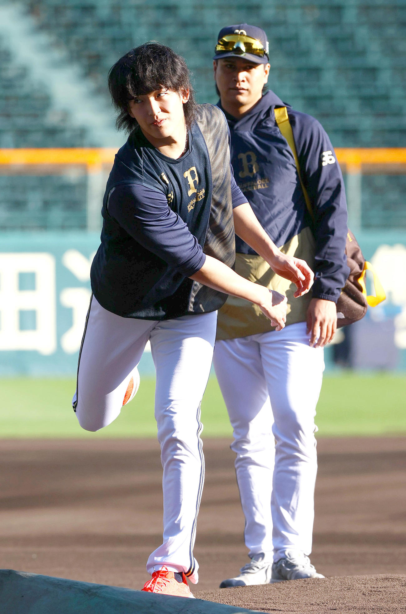 阪神対オリックス　試合前、マウンドを確かめるオリックス山崎颯（手前）とオリックス宇田川（撮影・上山淳一）