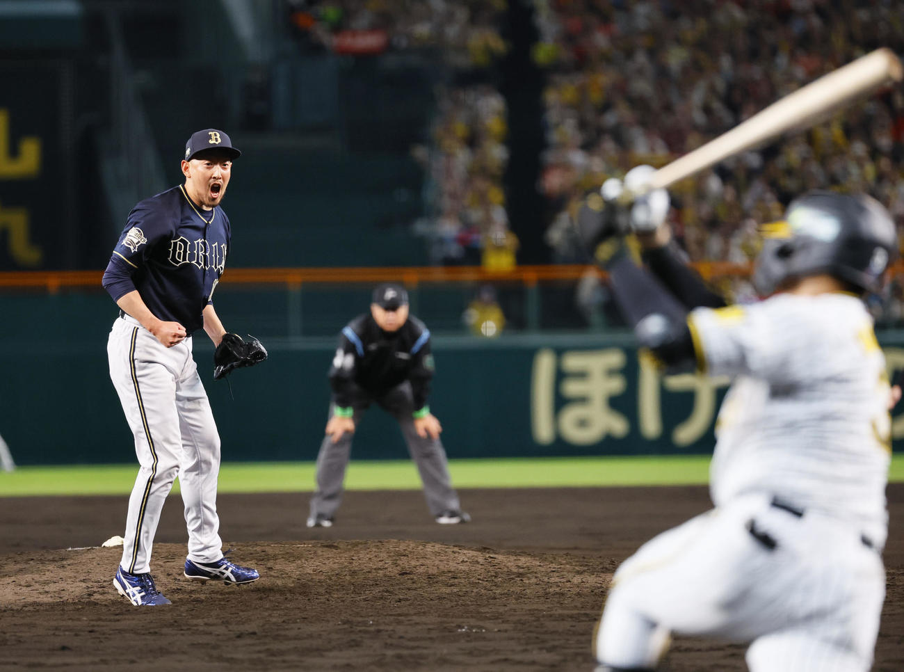 阪神対オリックス　9回裏阪神2死一、二塁、大山を三振に仕留めガッツポーズをするオリックス平野（撮影・藤尾明華）