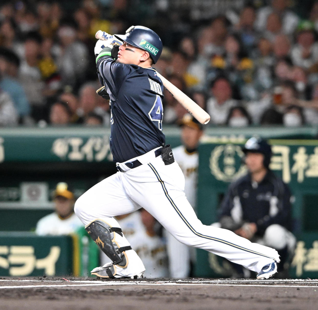 阪神対オリックス　1回表オリックス2死、中前打を放つ森（撮影・和賀正仁）