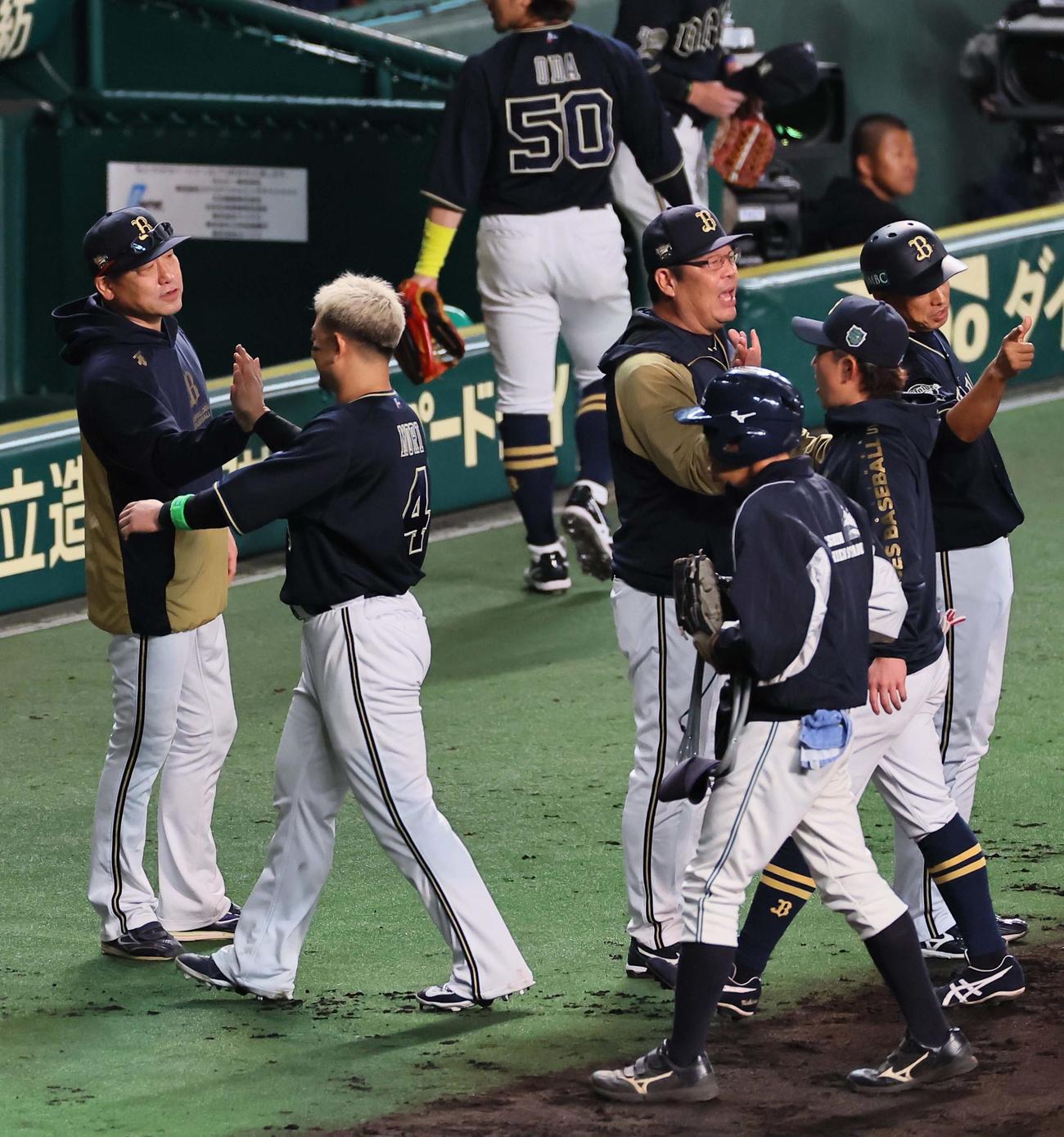 日本シリーズ第3戦　阪神対オリックス　阪神に勝利した中嶋聡監督（左）は森友哉らナインとハイタッチして喜ぶ（撮影・上田博志）