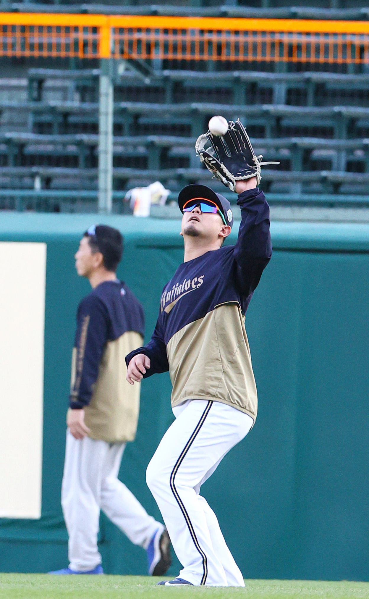 阪神対オリックス　試合前、右翼でノックを受けるオリックス森（撮影・上山淳一）