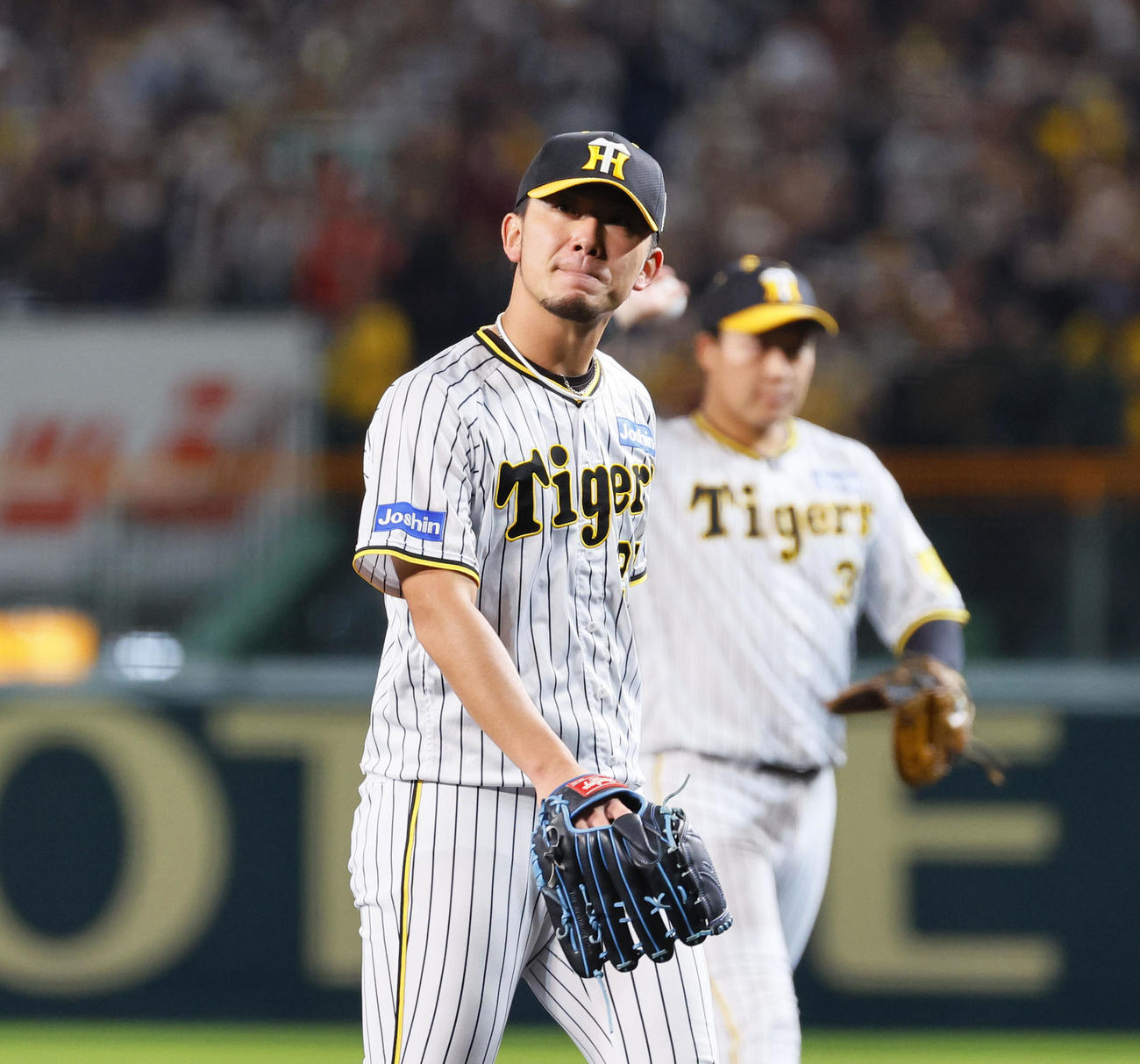 阪神対オリックス　5回4失点でベンチに戻る阪神伊藤将（撮影・藤尾明華）