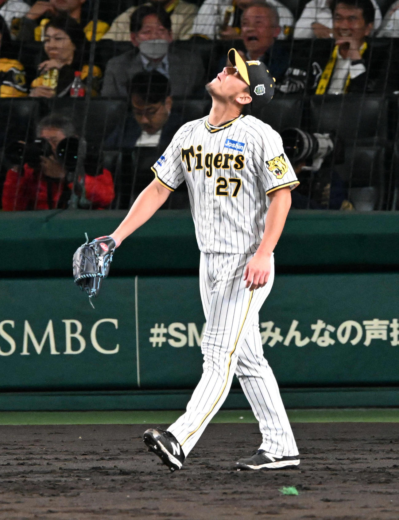 阪神対オリックス　5回表オリックス2死一、二塁、宗に適時2点二塁打を打たれ天を仰ぐ伊藤将（撮影・前岡正明）