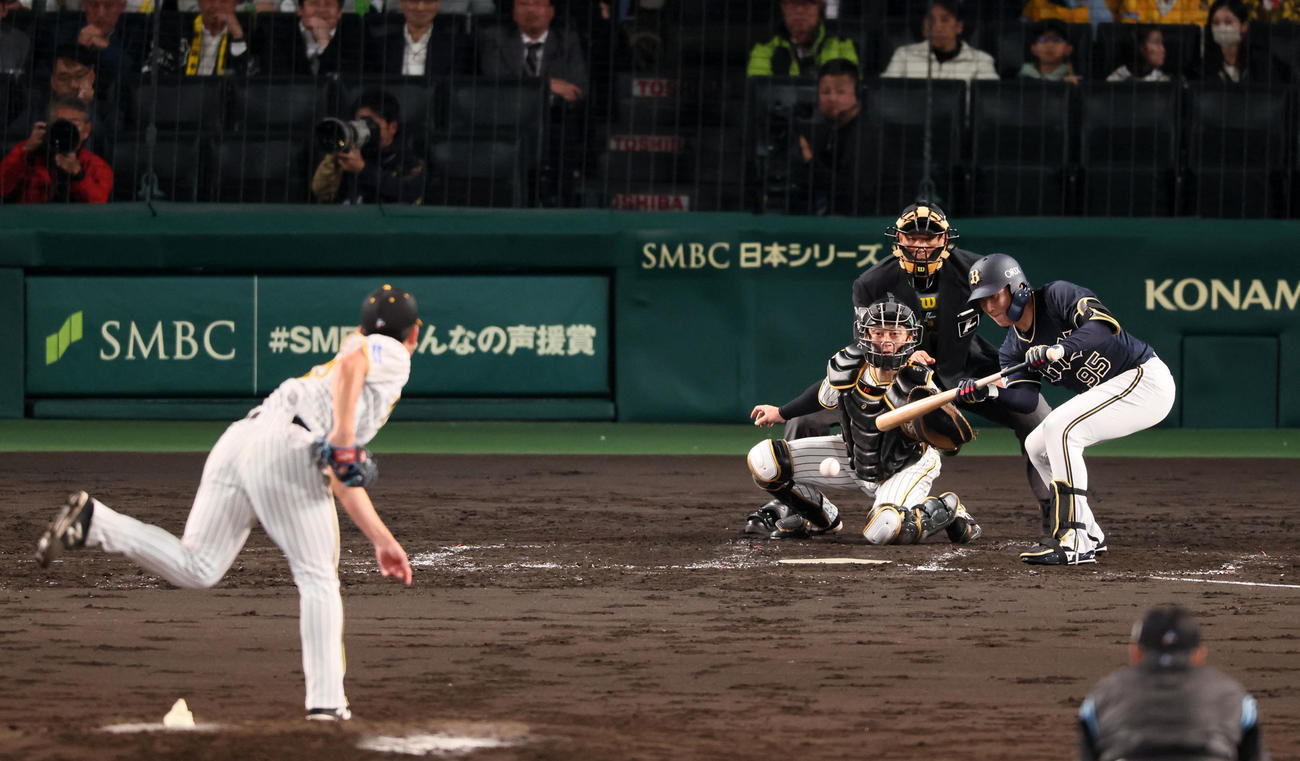 阪神対オリックス　5回表オリックス1死一塁、東は投前犠打を決める。投手伊藤将（撮影・加藤哉）