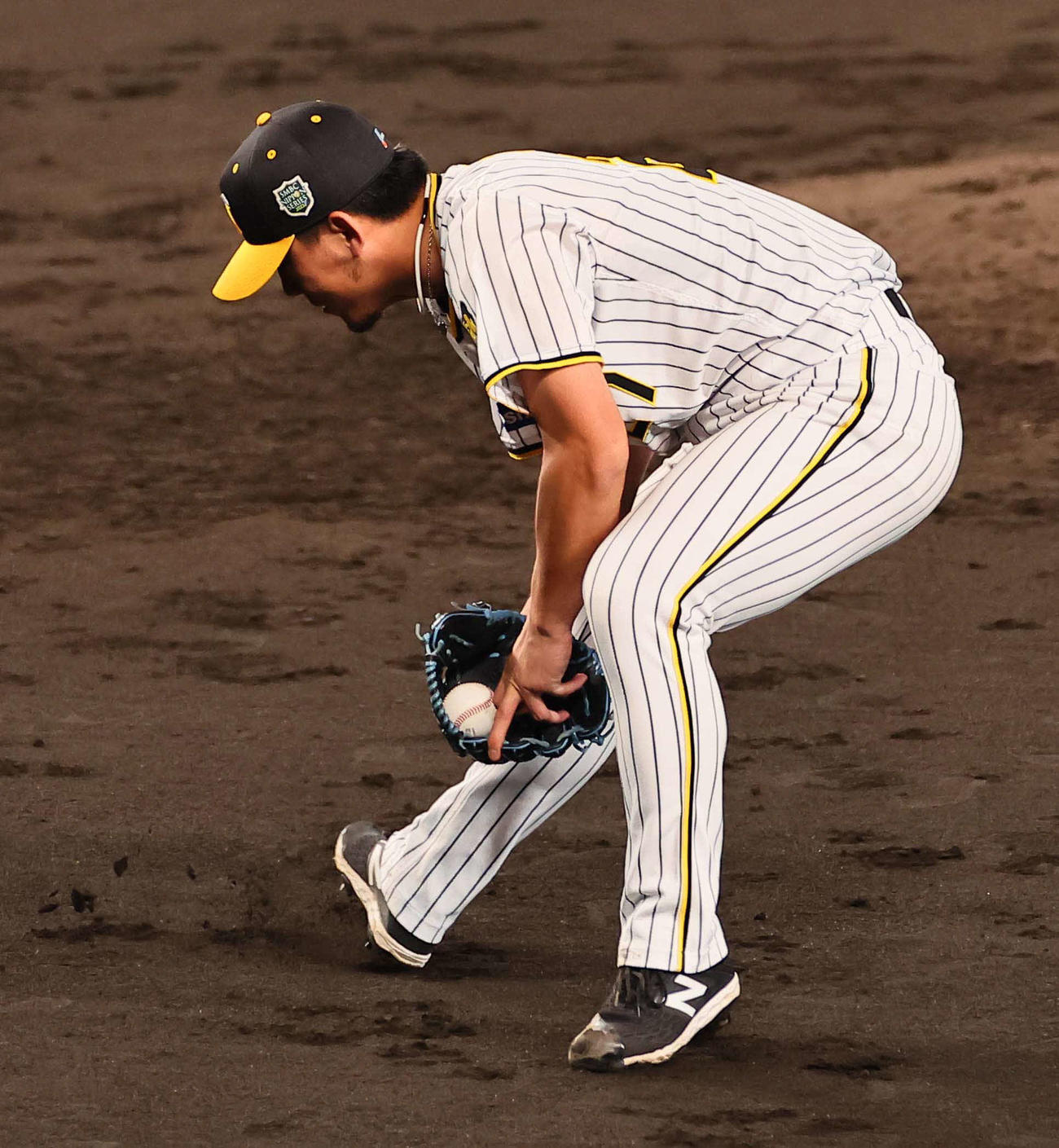 阪神対オリックス　5回表オリックス1死一塁、伊藤将は東のバントを処理するもボールを握り損ね二塁へ悪送球する（撮影・上田博志）