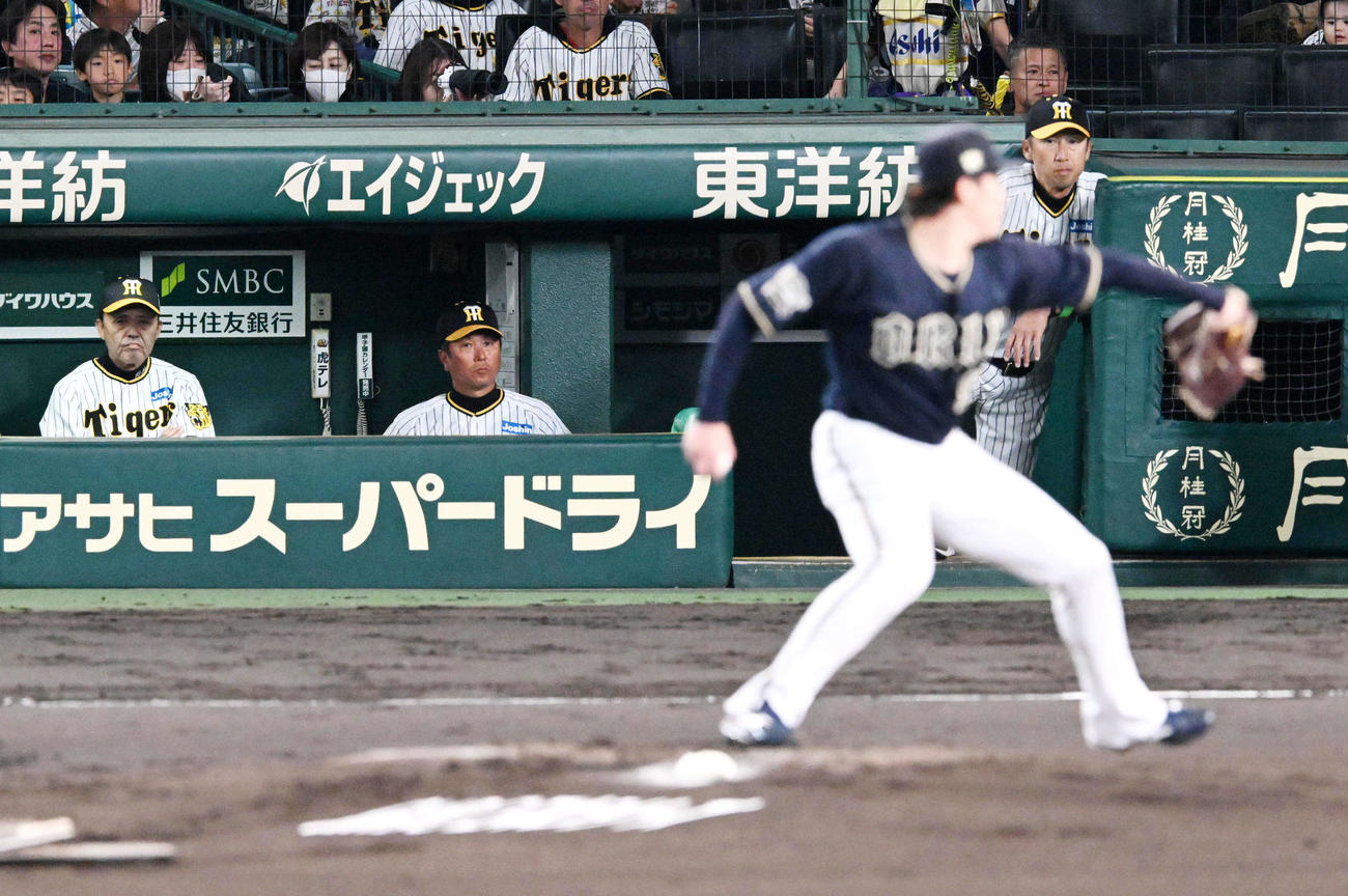 阪神対オリックス　1回、オリックス先発東の投球を見る岡田監督（撮影・前岡正明）