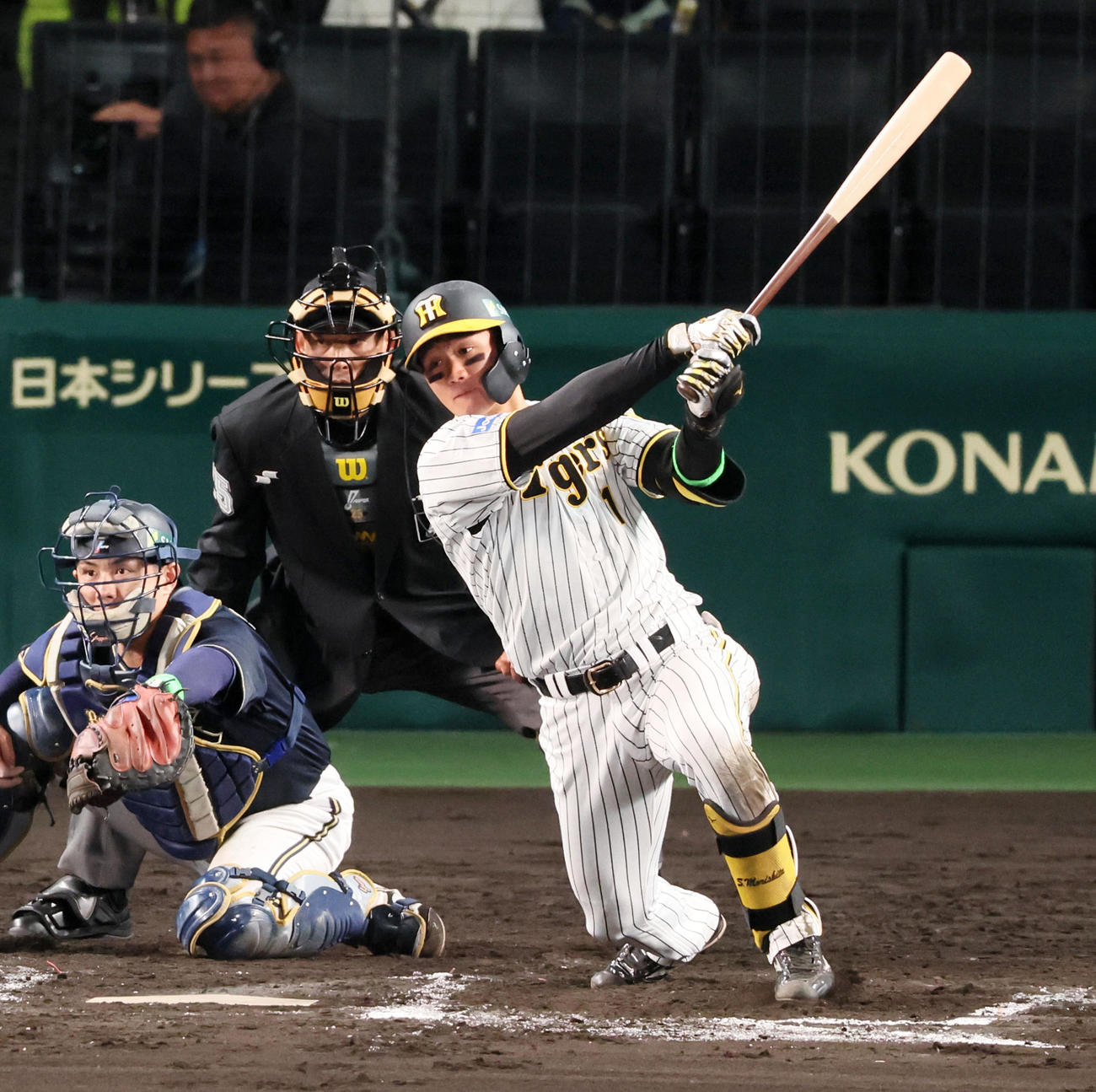 阪神対オリックス　7回裏阪神2死二、三塁、森下は右前へ2点適時打を放つ（撮影・加藤哉）