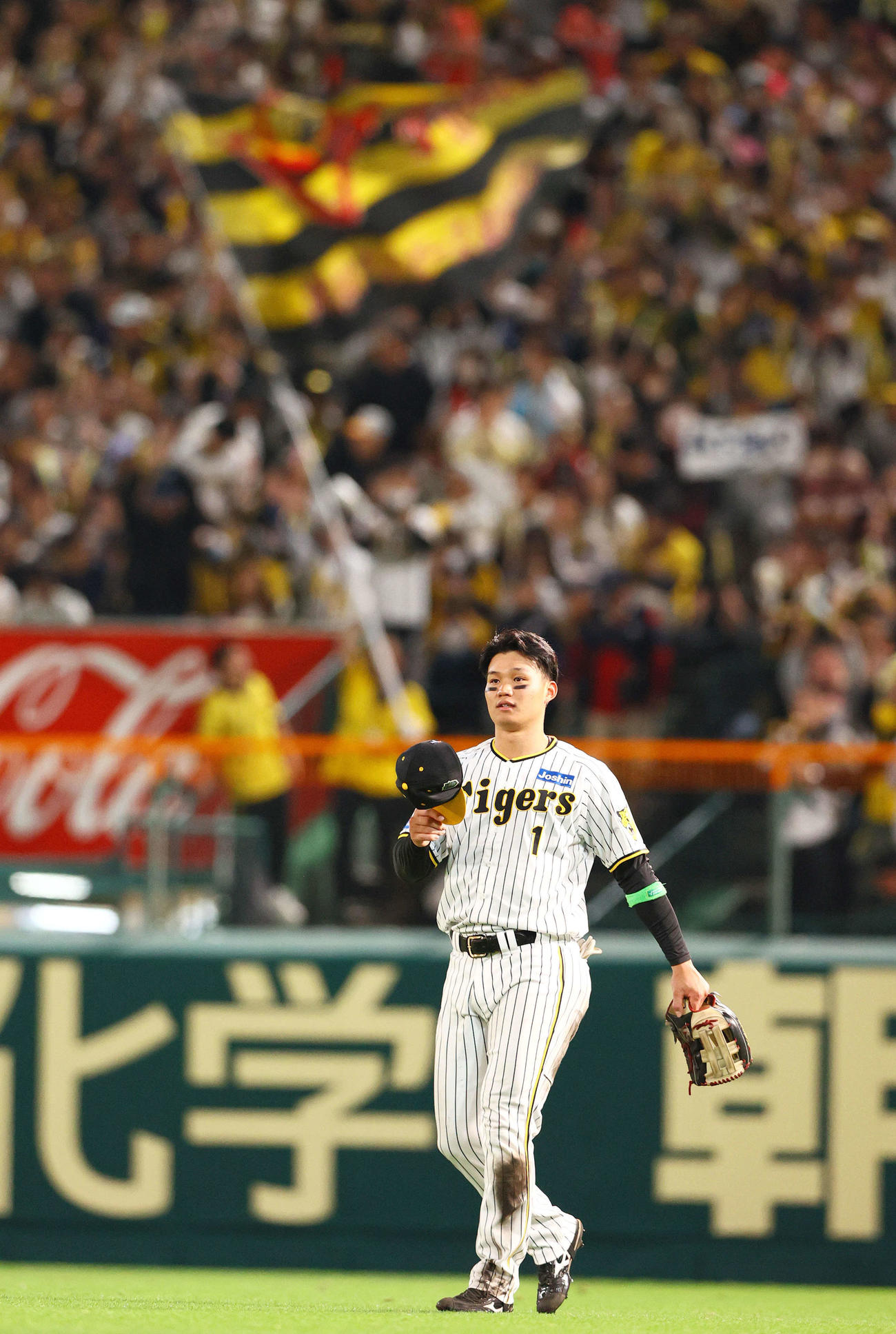 阪神対オリックス　7回に2点適時打を放ち、8回の守備についた森下はスタンドの祝福に帽子を取って応える（撮影・上山淳一）