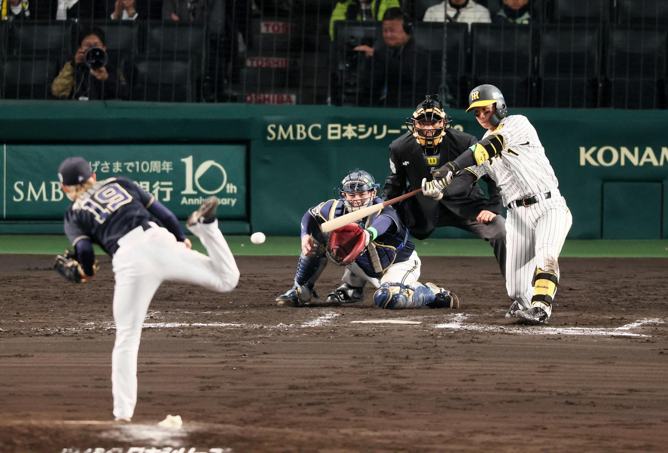 阪神対オリックス　7回裏阪神2死二、三塁、森下は右適時打を放つ。投手は山岡（撮影・加藤哉）