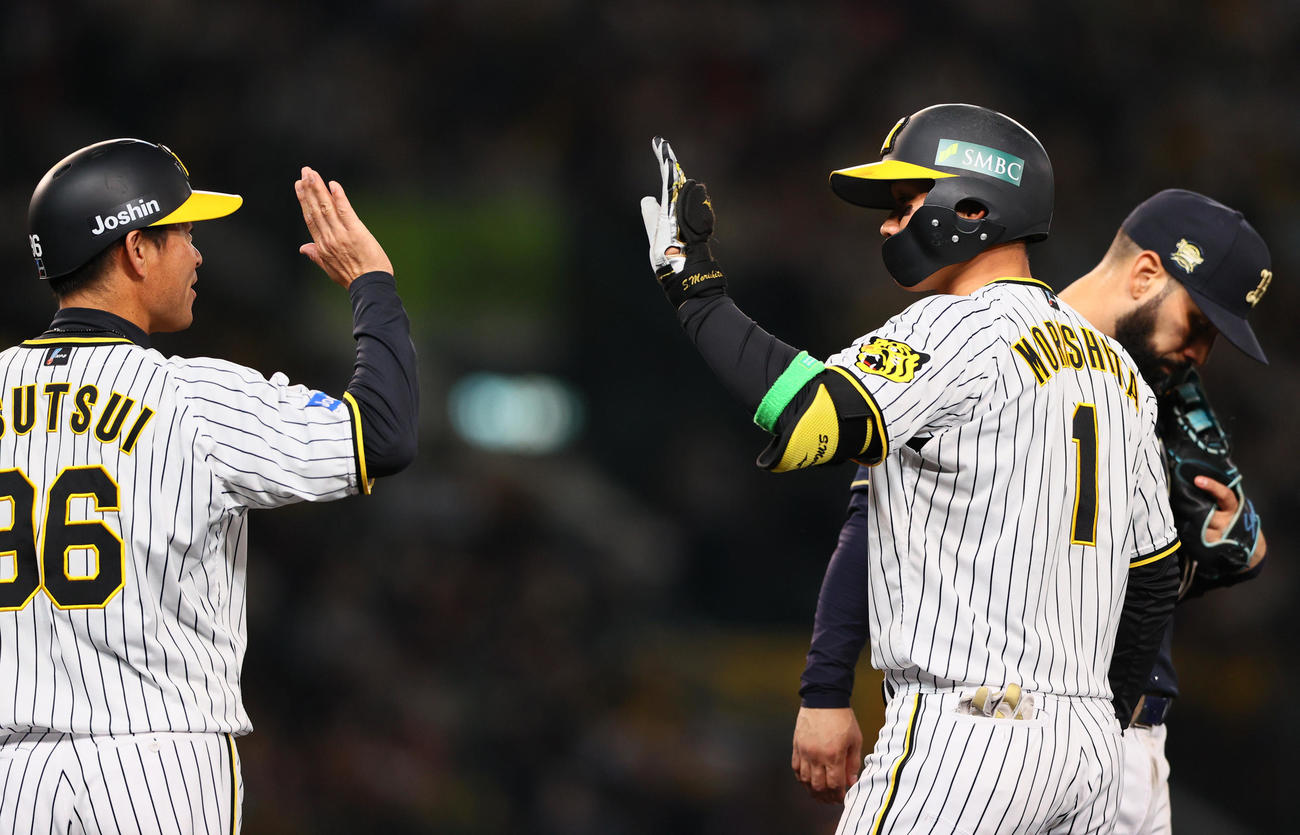 阪神対オリックス　6回裏阪神無死、森下は右前打を放つ（撮影・上山淳一）