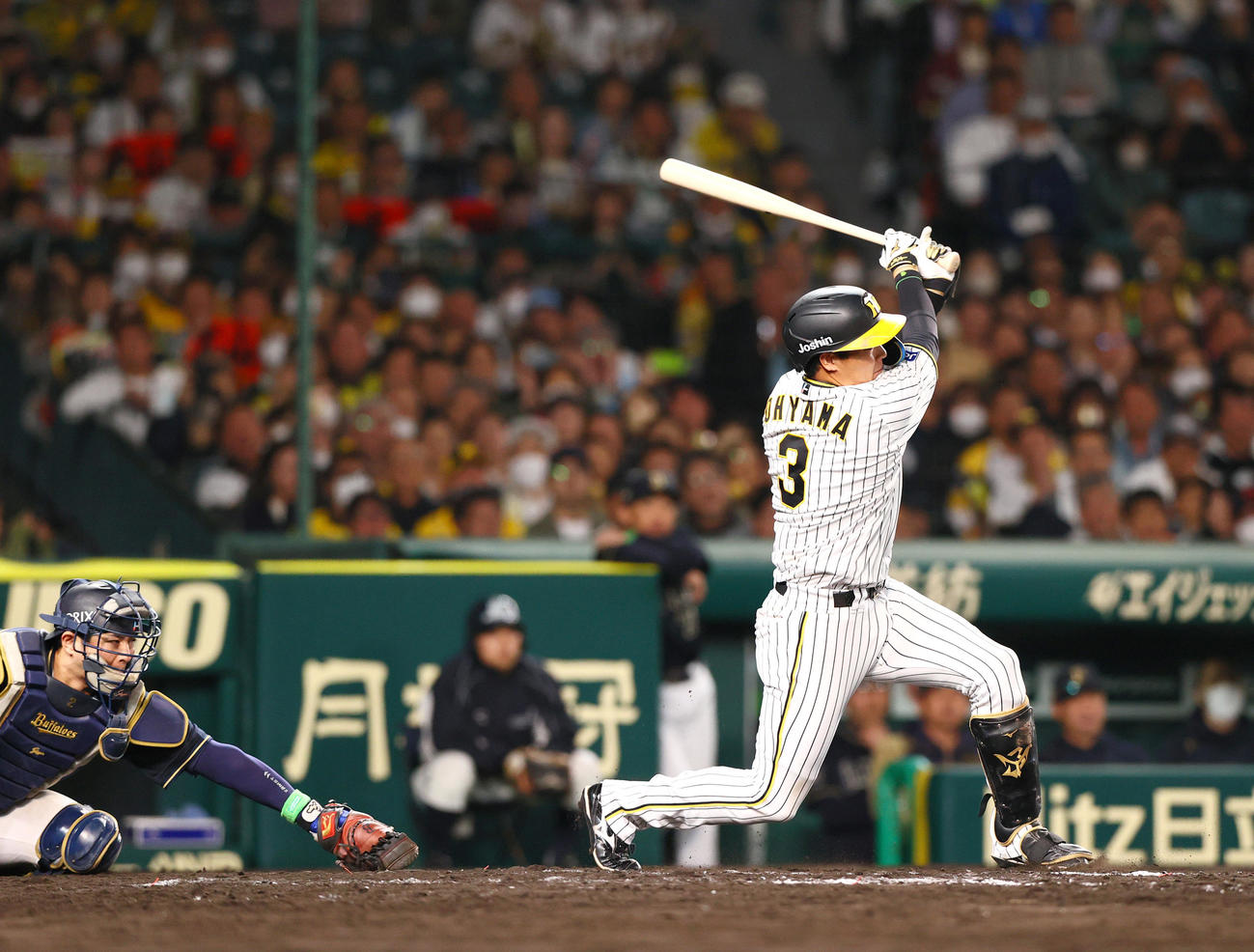 阪神対オリックス　9回裏阪神2死一、二塁、大山は空振り三振に終わりゲームセット（撮影・上山淳一）