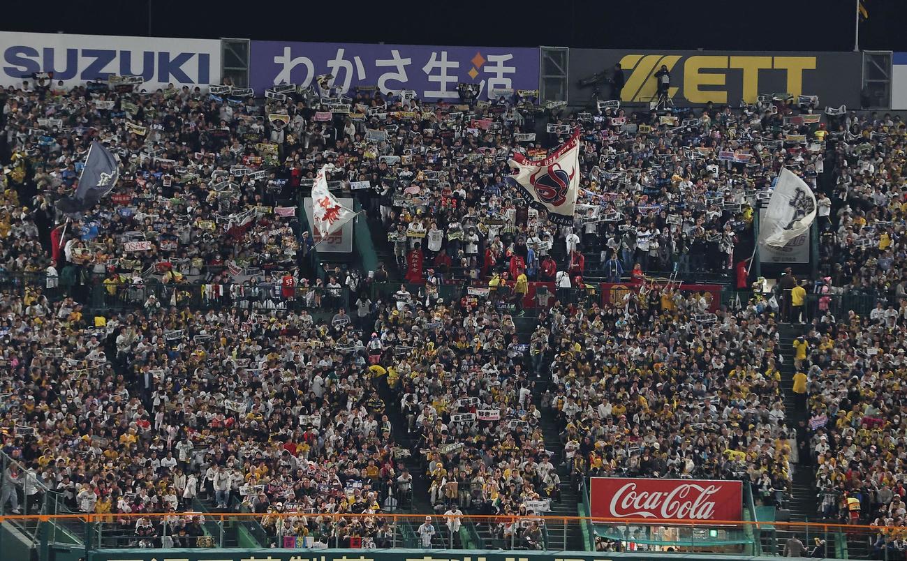 日本シリーズ第3戦　阪神対オリックス　レフトスタンでで応援するオリックスファン（撮影・上田博志）