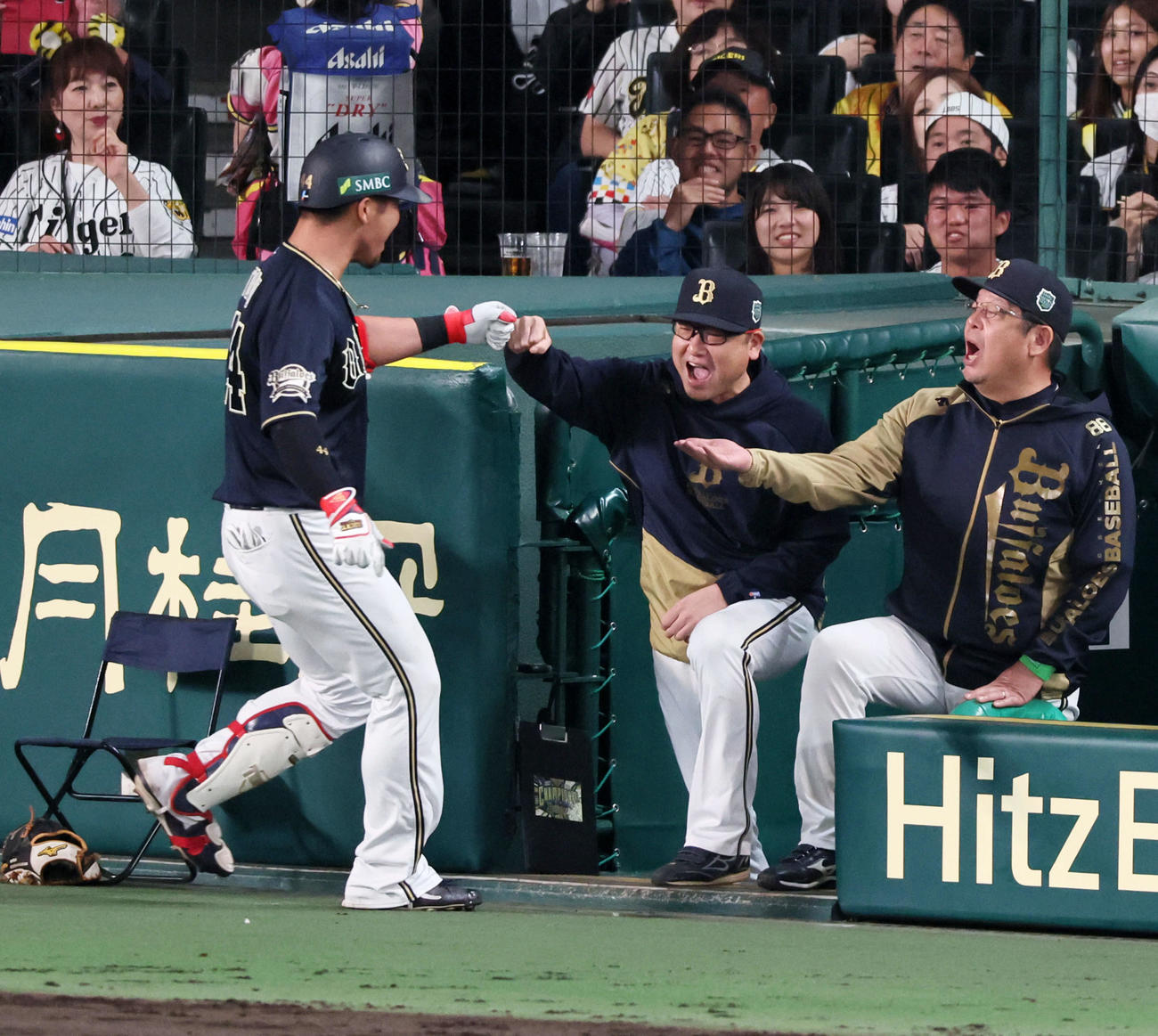 阪神対オリックス　4回表オリックス2死、中越えソロ本塁打を放った頓宮（左）とグータッチする中嶋監督（撮影・加藤哉）