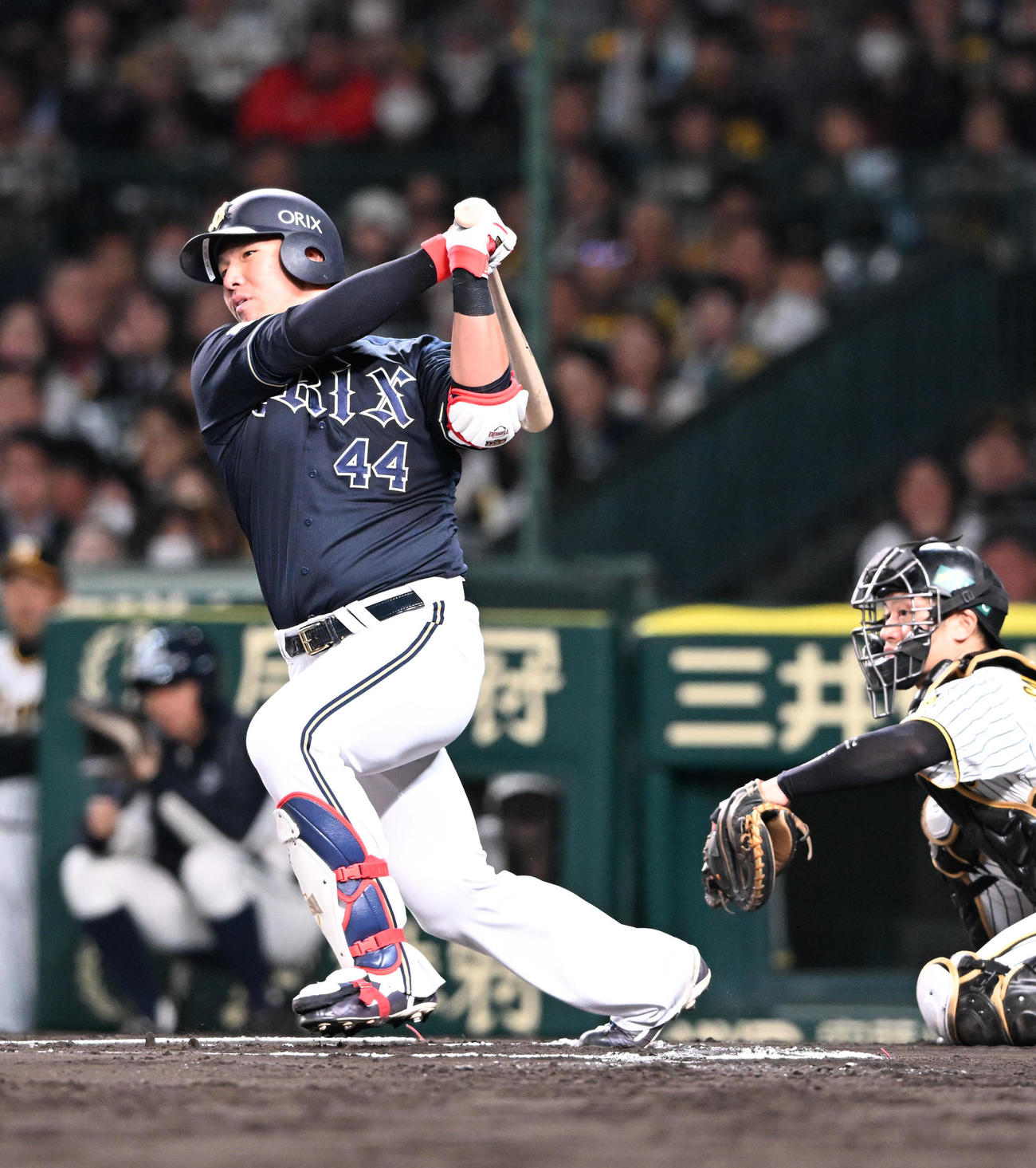 阪神対オリックス　6回表オリックス無死、左前打を放つ頓宮（撮影・和賀正仁）