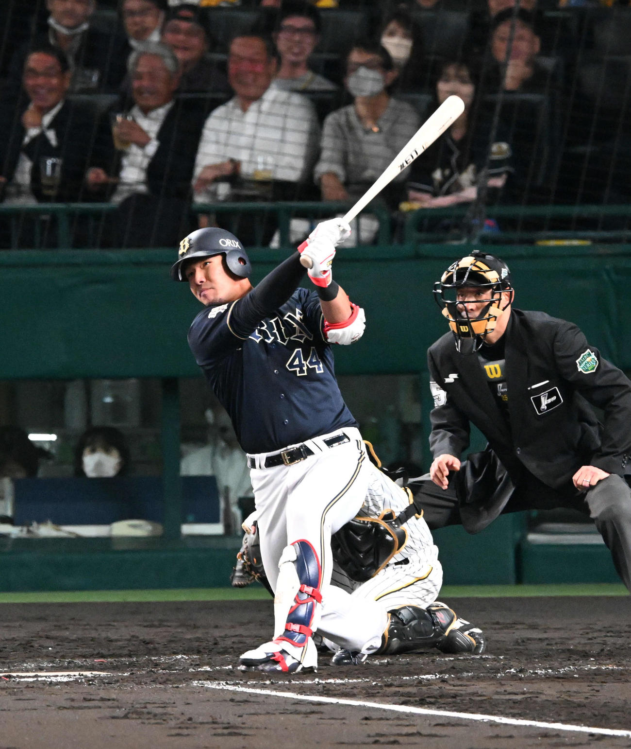阪神対オリックス　4回表オリックス2死、頓宮は中越えソロ本塁打を放つ（撮影・前岡正明）