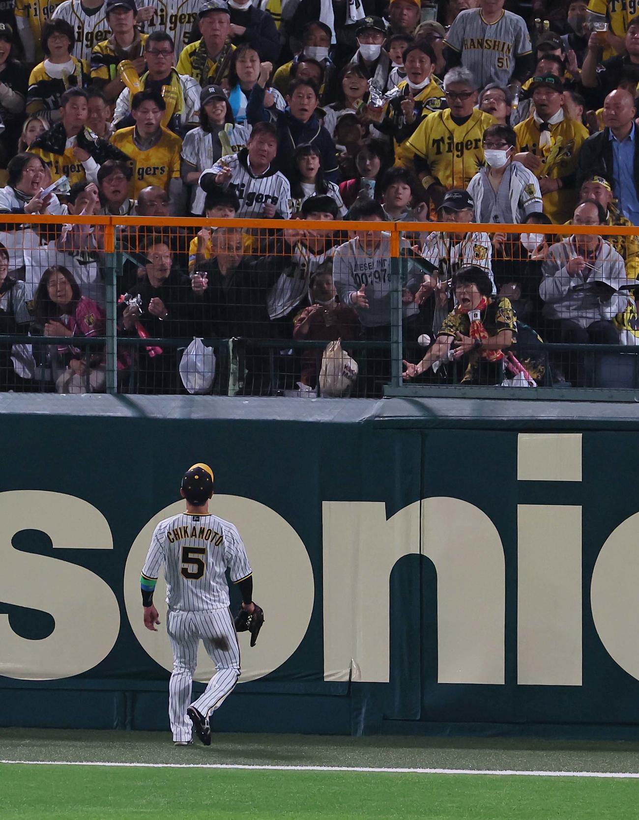日本シリーズ第3戦　阪神対オリックス　4回表オリックス2死、近本は頓宮の同点ソロ本塁打の打球を見送る（撮影・上田博志）