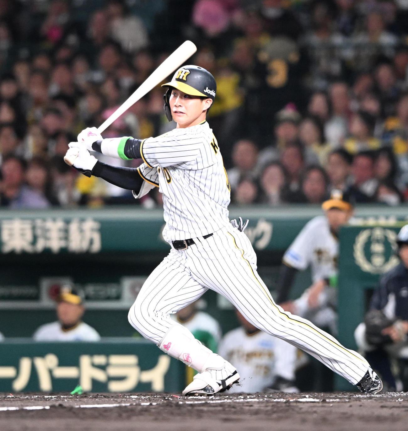 阪神対オリックス　2回裏阪神2死一塁、左中間に二塁打を放つ木浪（撮影・和賀正仁）