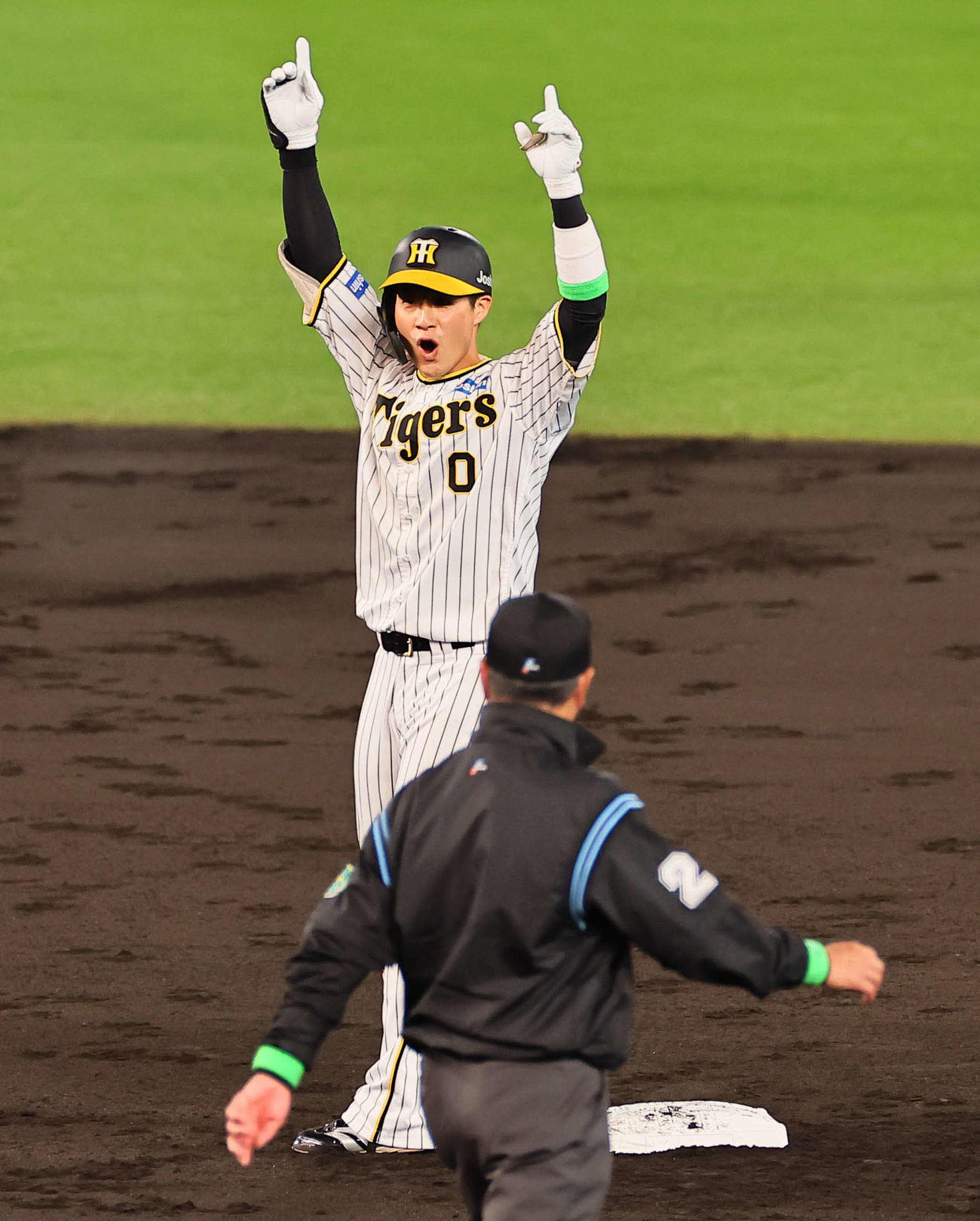 日本シリーズ第3戦　阪神対オリックス　2回裏阪神2死一塁、木浪は二塁打を放つ（撮影・上田博志）