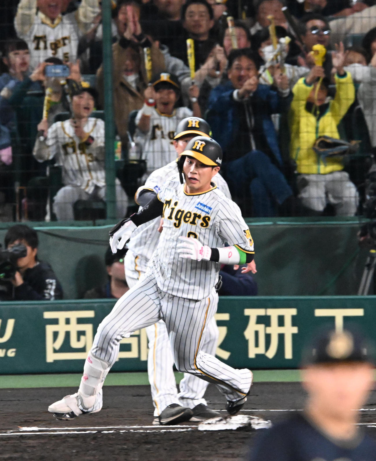 阪神対オリックス　2回裏阪神2死一塁、木浪は中二塁打を放つ（撮影・前岡正明）